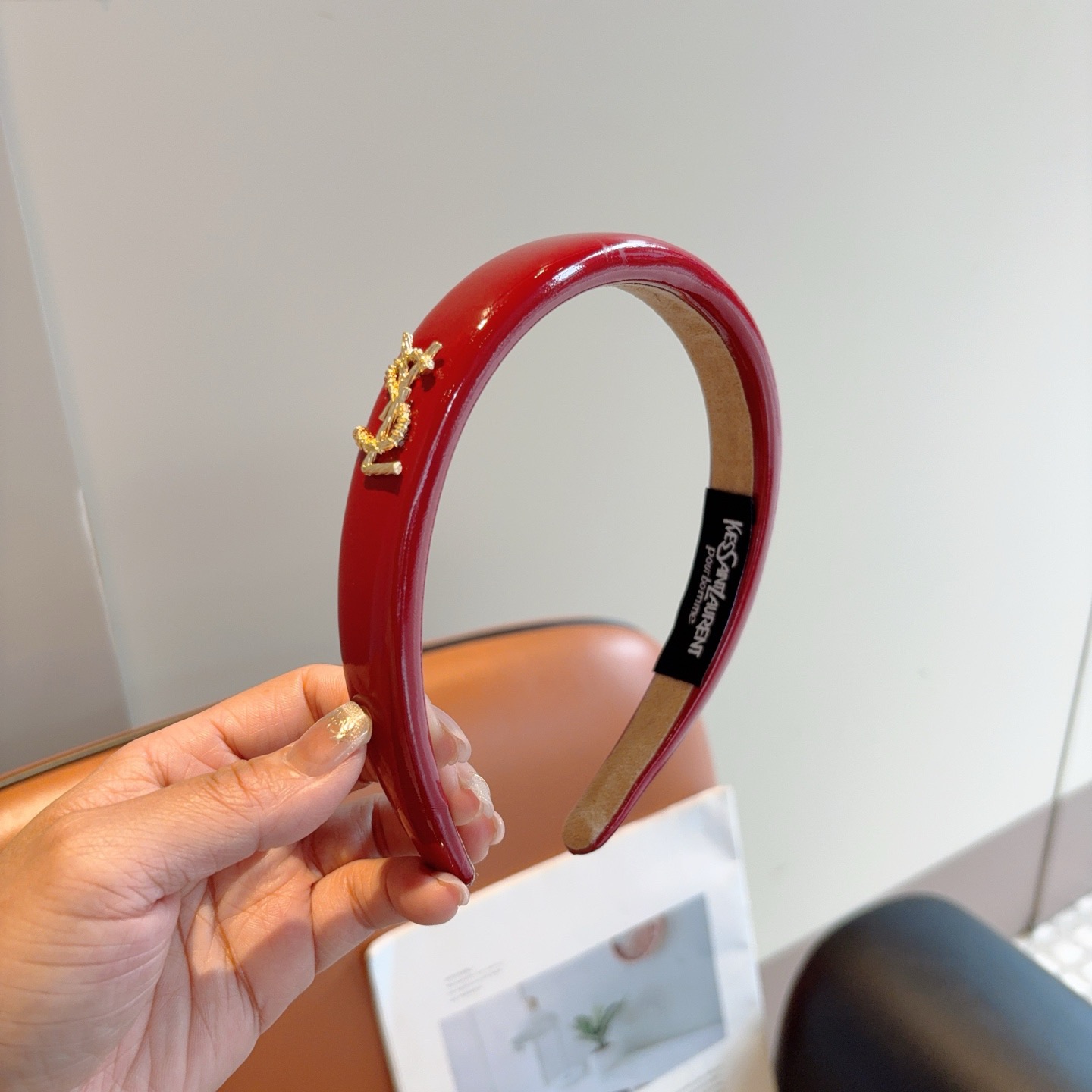 NO:769511,Comes with packaging Yves Saint Laurent's new Korean style patent leather sponge headband, the original single headband is simple and versatile, a must-have for trendy women, super classy!  hairpins,hairpins,saint laurent,hairpins19860909配包装 圣罗兰 新款韩版漆皮海绵发箍,原单头箍简约百搭,潮女必备品,超级的高大上！发夹,发夹,saint laurent,hairpins,accessory