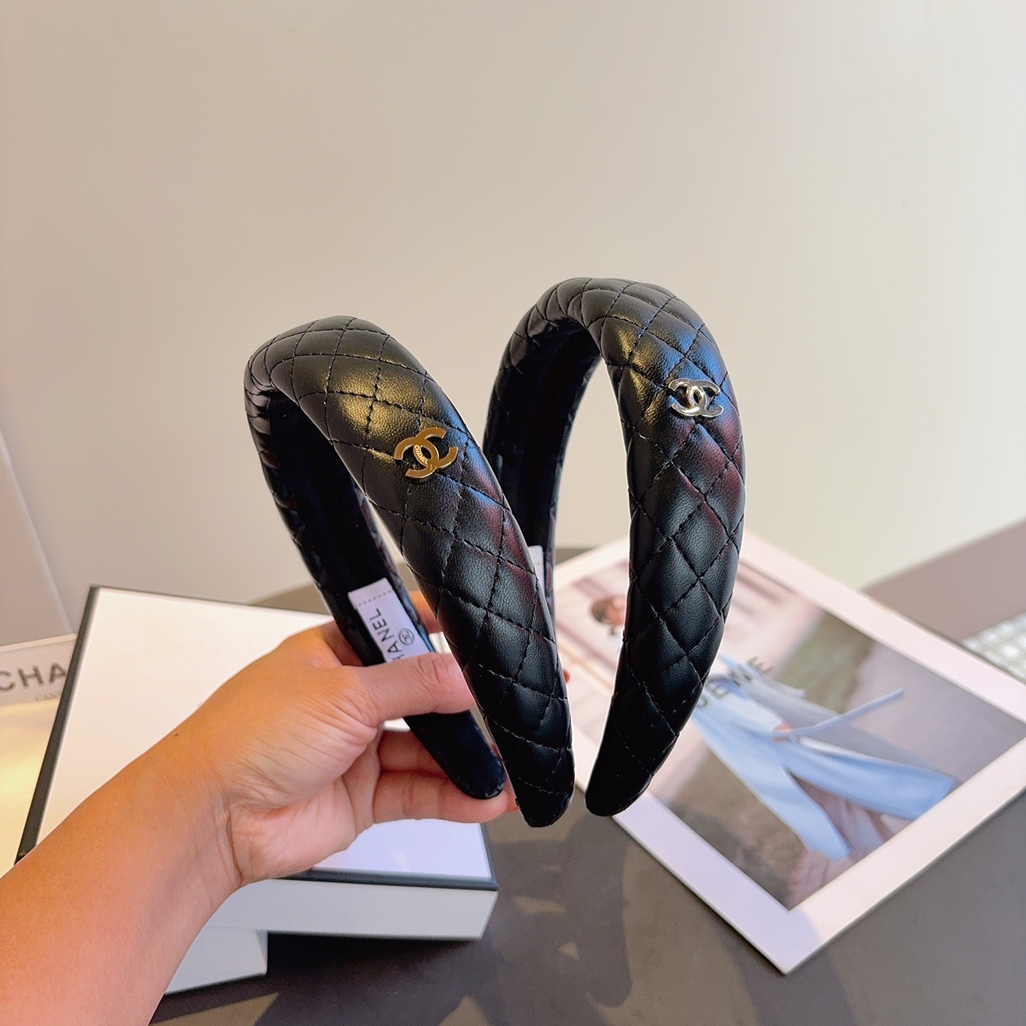 NO:769517,Comes with packaging CHANEL (Chanel) latest small fragrant sheepskin headband, retro headband, recommended by Internet celebrities. With high-end materials, super exquisite, fashionable and versatile. Hairpins, hairpins, chanel, chanel, sheepskin, hairpins19860909配包装 CHANEL（香奈儿）最新款小香羊皮发箍,复古头箍,网红爆款推荐 搭配高端材质,超精致,时尚百搭.发夹,发夹,chanel,chanel,sheepskin,hairpins,accessory
