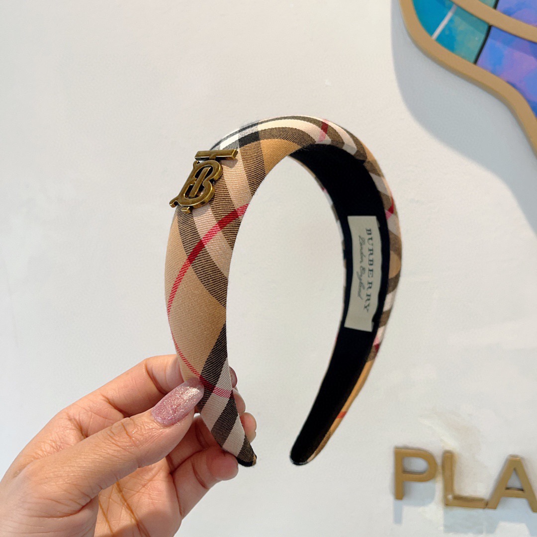 NO:769522,Comes with packaging, new BURBERRY headband, fabric supplied by customer, all details are shot in real time!  Very attractive and versatile, suitable for various occasions!  hairpins,hairpins,burberry,burberry,hairpins19860909配包装 巴宝莉BURBERRY 新款发箍,客供面料 细节全部实拍！非常耐看又百搭、适合各种场合搭配！发夹,发夹,burberry,burberry,hairpins,accessory