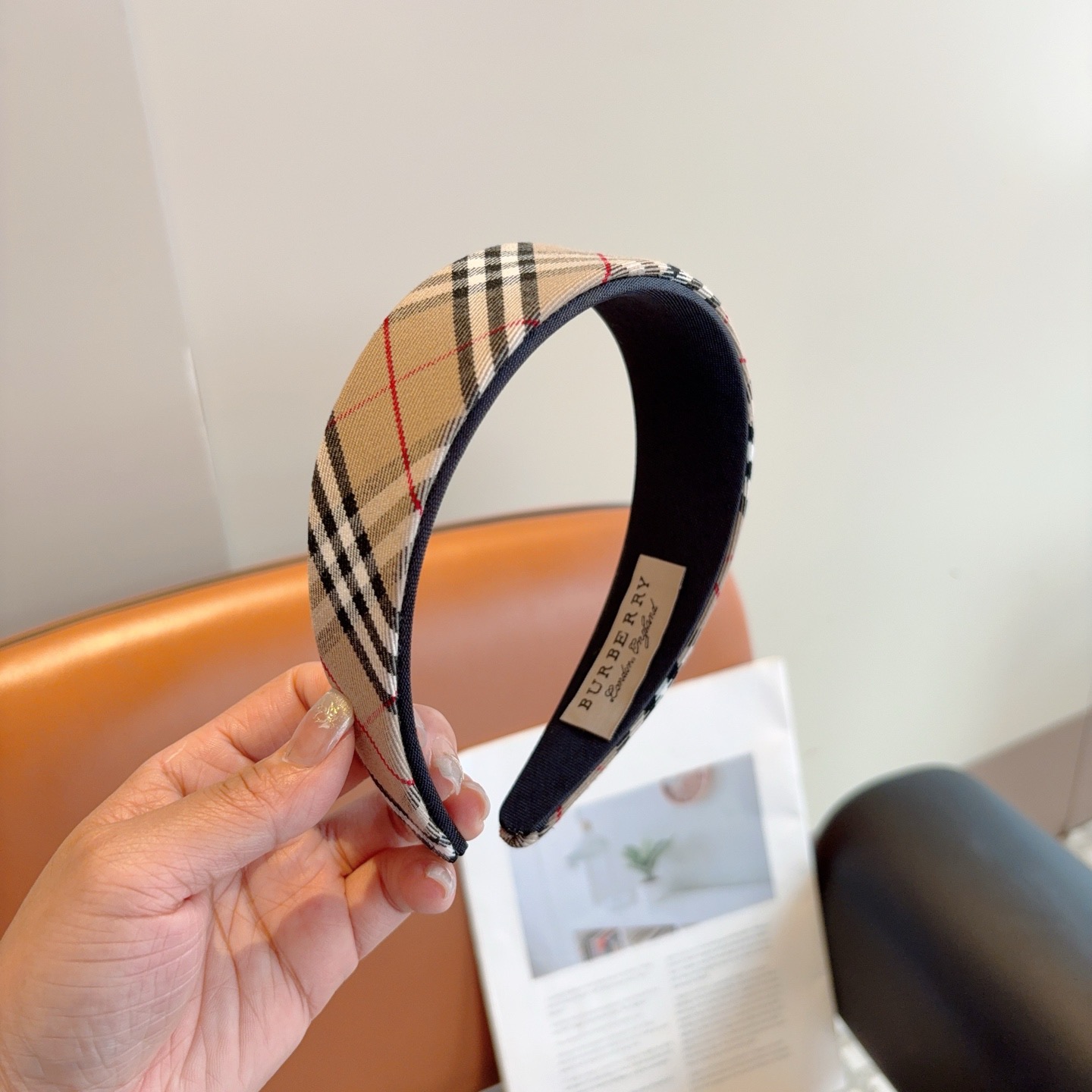 NO:769479,Comes with packaging. BURBERRY's new high version double-layered wide-brimmed headband, made from customer-supplied fabrics. Very attractive and versatile, suitable for various occasions!  hairpins,hairpins,burberry,burberry,hairpins19860909配包装 巴宝莉BURBERRY 高版本新款双层宽边发箍,客供面料 非常耐看又百搭、适合各种场合搭配！发夹,发夹,burberry,burberry,hairpins,accessory