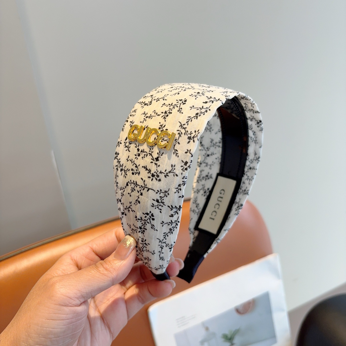 NO:769504,Comes with packaging Gucci Internet celebrity classic new wide headband, a must-have headband for goddesses, very versatile and fashionable!  hairpins,hairpins,gucci,hairpins19860909配包装 Gucci古奇 网红经典新款宽版发箍,女神必备单品头箍,非常百搭,时尚潮流！发夹,发夹,gucci,hairpins,accessory