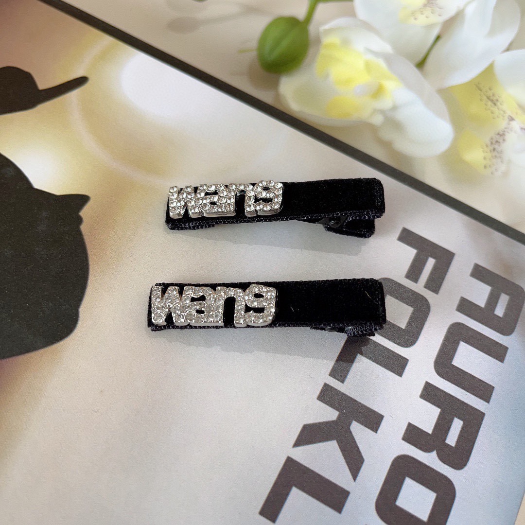 NO:769508,Comes with packaging (one pair) King of Pressure Mountain New internet celebrity French style bb clip, classic letter logo side clip bangs clip hair accessories, high-end Japanese and Korean fantasy girls simple and versatile style!  hairpins,hairpins,alexander wang,hairpins19860909配包装（一对） 压力山大王 新款网红法式bb夹、经典字母logo边夹刘海夹发饰, 高级感日韩幻彩少女简约百搭款！发夹,发夹,alexander wang,hairpins,accessory