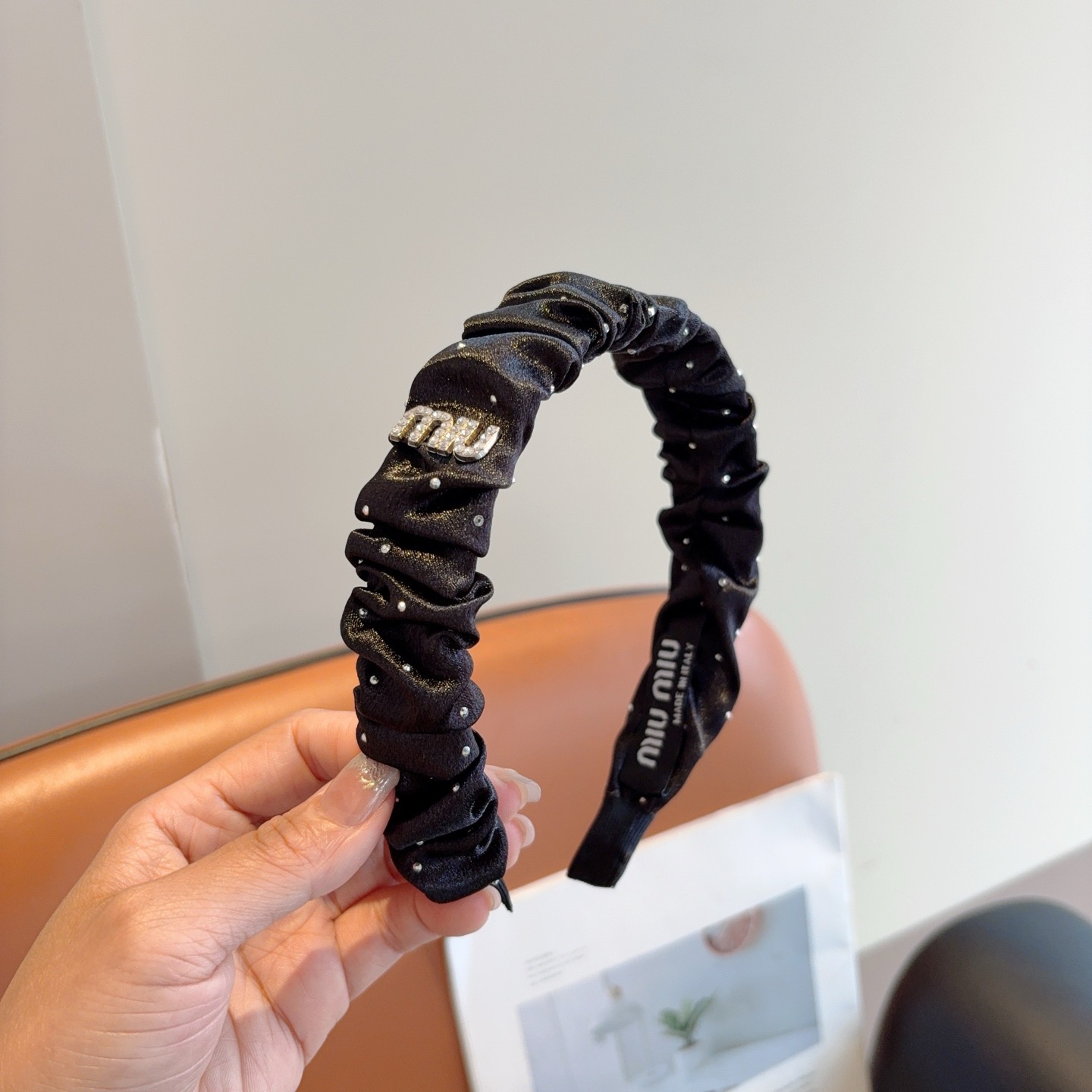 NO:769518,Comes with packaging MIUMIU's new handmade pleated headband, original item, simple and versatile, a must-have for fashionable women, super classy!  hairpins,hairpins,miumiu,hairpins19860909配包装 MIUMIU（缪缪）新款手工制作褶皱发箍,原单货,简约百搭,潮女必备品,超级的高大上！发夹,发夹,miumiu,hairpins,accessory