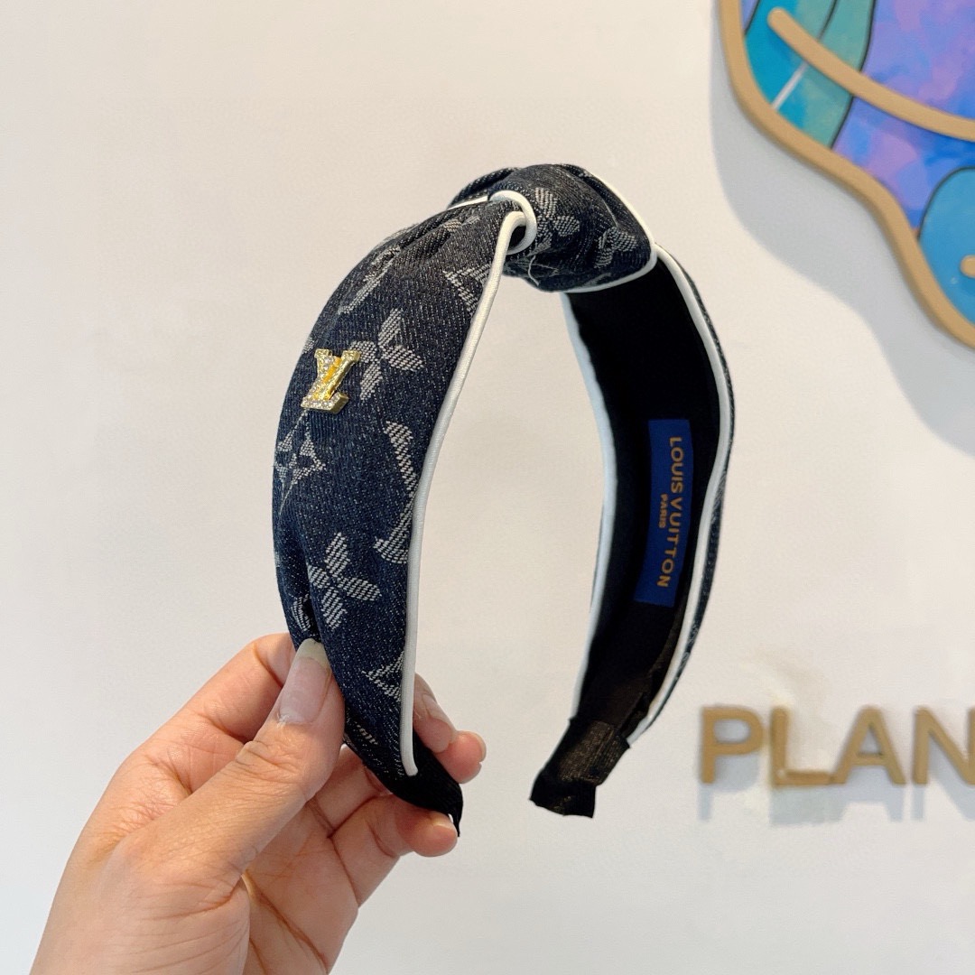 NO:769523,With packaging, LV Louis Vuitton's hot new denim headbands, fashionable headbands, the latest Internet celebrities are coming, fashionable and versatile, a must-have for goddesses!  hairpins,hairpins,louis vuitton,louis vuitton,hairpins19860909配包装 LV 路易威登 火爆新款牛仔布发箍,时尚头箍,网红最新款来袭时尚百搭,女神必入款！发夹,发夹,louis vuitton,louis vuitton,hairpins,accessory