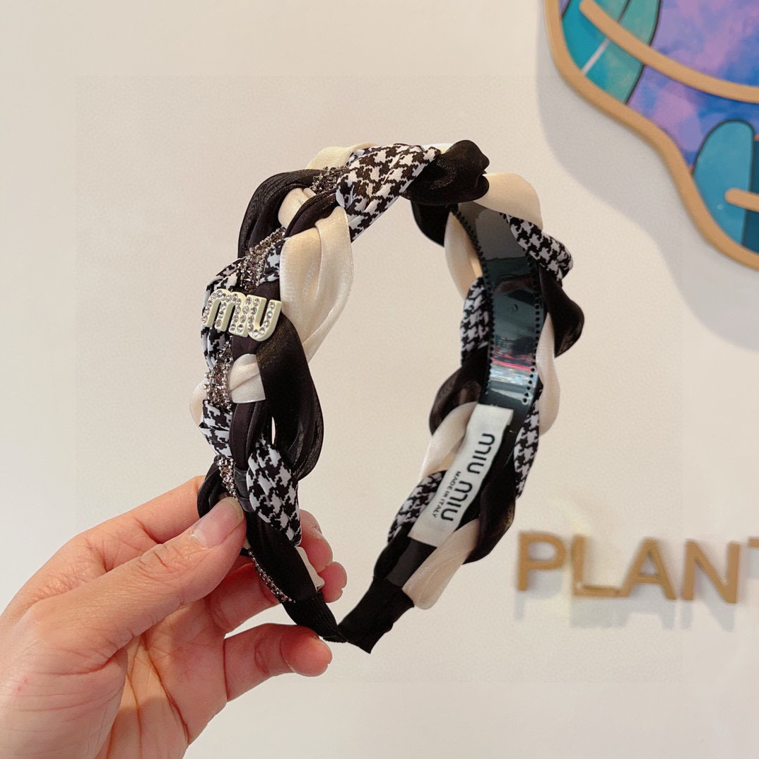 NO:769557,Comes with packaging miumiu Miu Miu’s latest custom-made headband, all details are photographed!  The special rhinestone fabric is very textured, classic and timeless. Hairpins, hairpins, miumiu, hairpins19860909配包装 miumiu 缪缪 最新款定制发箍,细节全部实拍！水钻特制面料非常显质感、经典而又永不过时.发夹,发夹,miumiu,hairpins,accessory
