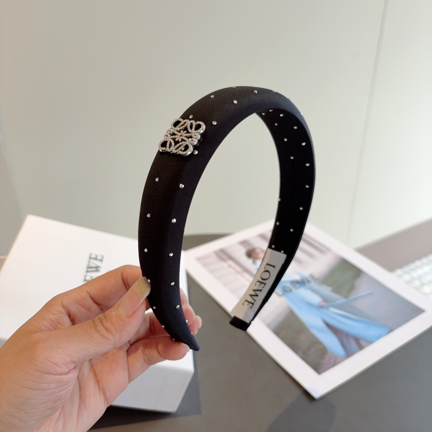 NO:769582,With packaging, LOEWE's hot new sponge headbands are specially supplied with fabric headbands, and the latest models from top internet celebrities are coming!  Fresh and ladylike style makes fashion simpler!  hairpins,hairpins,loewe,loewe,hairpins19860909配包装 LOEWE（罗意威）火爆新款海绵发箍特供面料头箍、尖端网红最新款来袭 ！ 清新淑女范让时尚更简单！发夹,发夹,loewe,loewe,hairpins,accessory