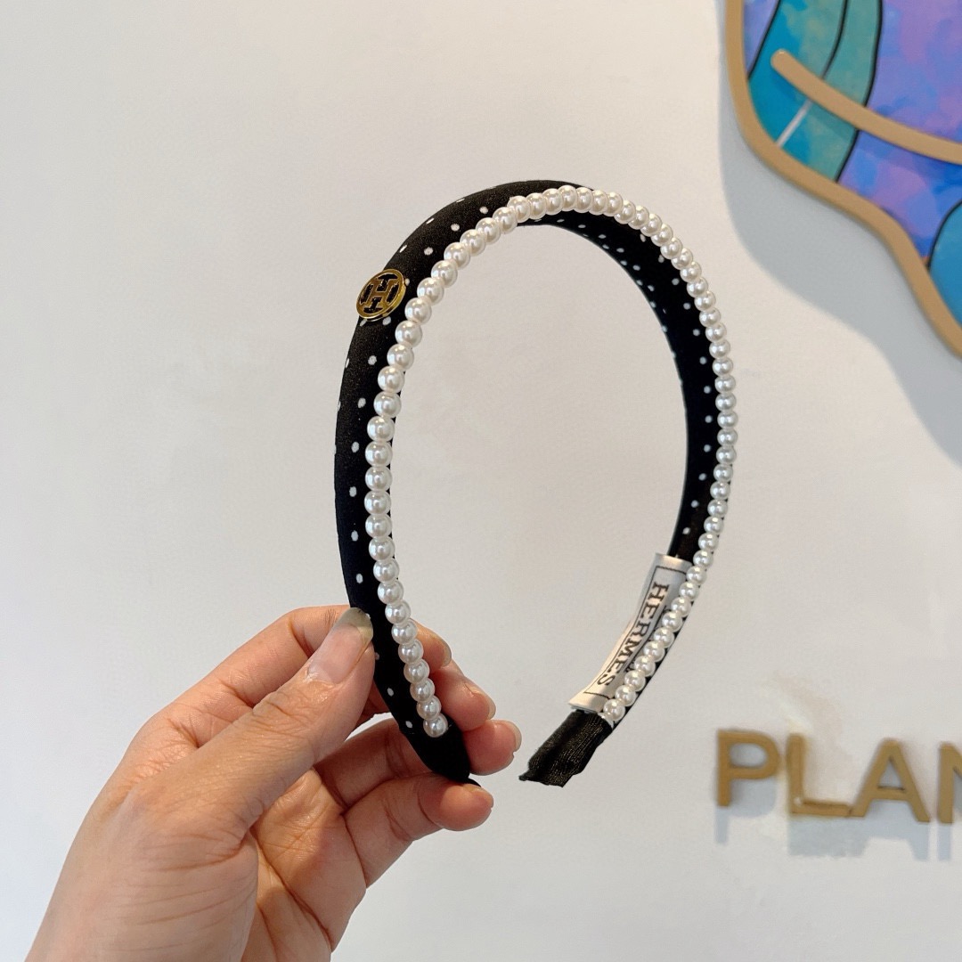 NO:769574,Comes with packaging HERMES Korean new small fresh pearl headband, comfortable and stress-free to wear, a must-have for styling!  Fashionable and versatile hair accessories for going out!  hairpins,hairpins,hermes,hermes,hairpins19860909配包装 HERMES（爱马仕）韩国新品小清新珍珠发箍,佩戴舒适无压力,造型搭配必备！时尚外出百搭款发饰！发夹,发夹,hermes,hermes,hairpins,accessory