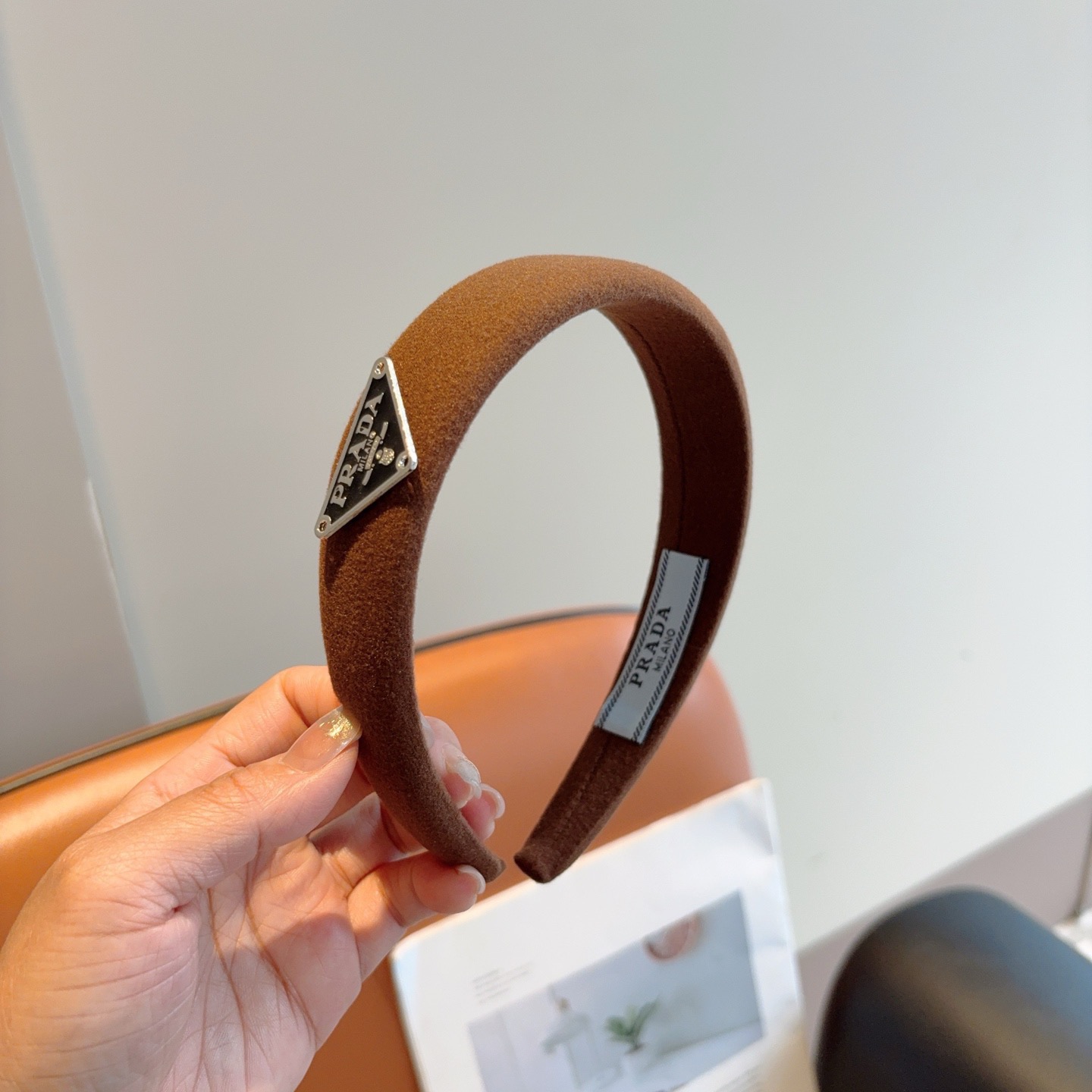 NO:769576,Comes with packaging PRADA (Prada) new trendy triangular logo letter headband. A must-have item for the goddess of temperament. It is very versatile and fashionable. Wearing it will make you look tall. Hairpins, hairpins, prada, prada, hairpins19860909配包装 PRADA（普拉达）新款潮流三角标字母发箍.气质女神必备单品,非常百搭,时尚潮流, 戴上它满满的高大上.发夹,发夹,prada,prada,hairpins,accessory
