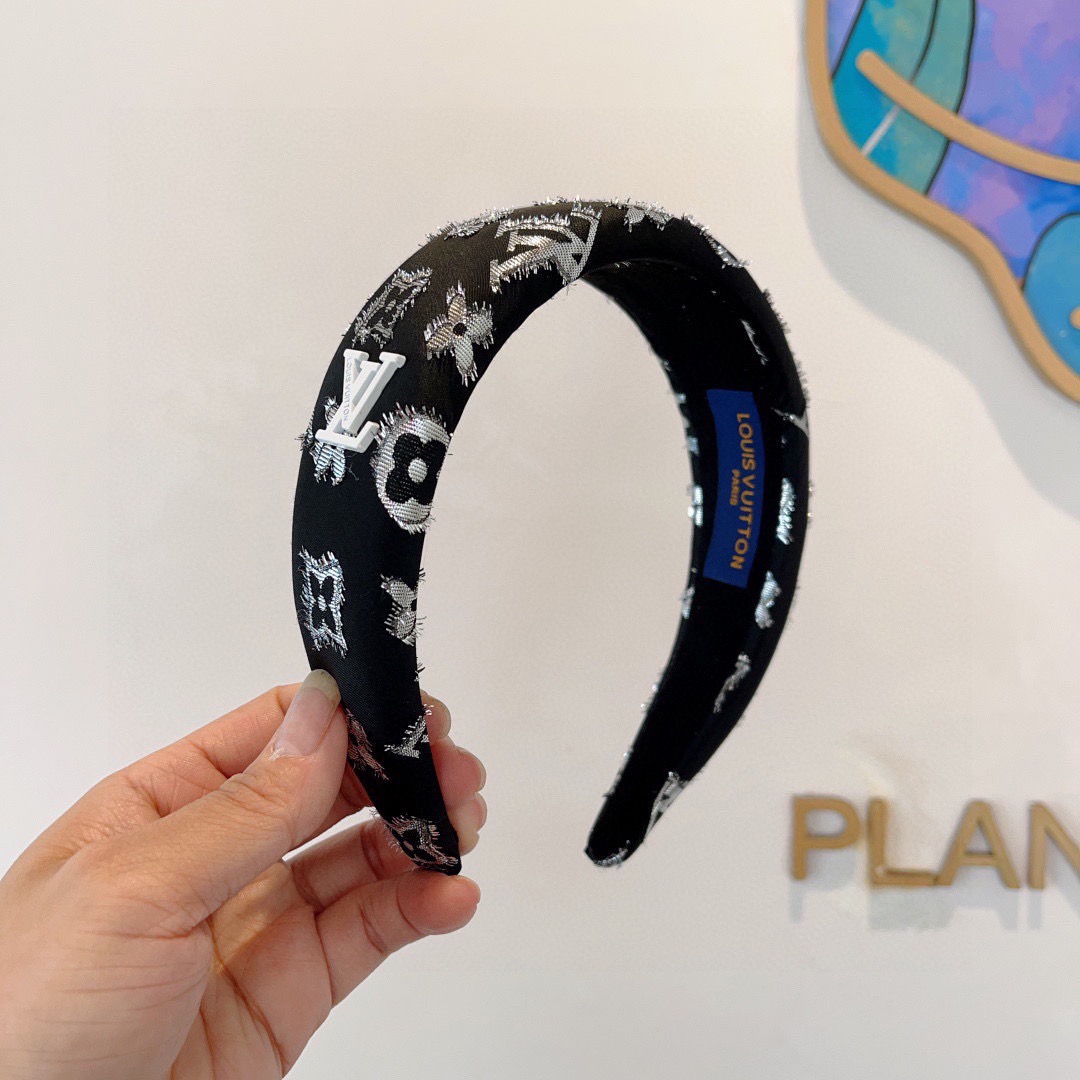 NO:769586,Comes with packaging LV Louis Vuitton graffiti hot new headband, fashionable and cute wide-brimmed headband, the latest arrival at the counter, fashionable and versatile, a must-have for goddesses!  hairpins,hairpins,louis vuitton,louis vuitton,hairpins19860909配包装 LV 路易威登 涂鸦火爆新款发箍,时尚可爱宽边头箍,专柜最新款来袭时尚百搭,女神必入 ！发夹,发夹,louis vuitton,louis vuitton,hairpins,accessory
