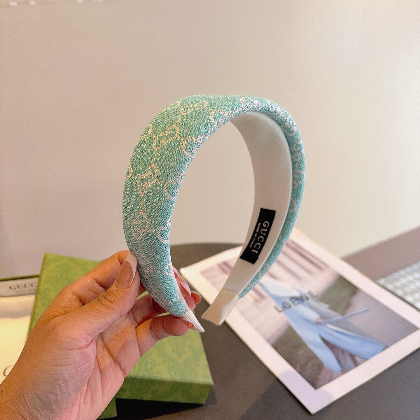 NO:769597,Comes with packaged Gucci (Gucci) new high version sponge headband, comfortable and stress-free to wear, a must-have headgear for styling!  Very fashionable and versatile!  A must-have for goddesses!  Celebrity style. Hairpins, hairpins, gucci, hairpins19860909配包装 Gucci（古奇）新款高版本海绵发箍,佩戴舒适无压力,造型搭配必备头饰！非常时尚百搭！女神必备！名媛范儿.发夹,发夹,gucci,hairpins,accessory