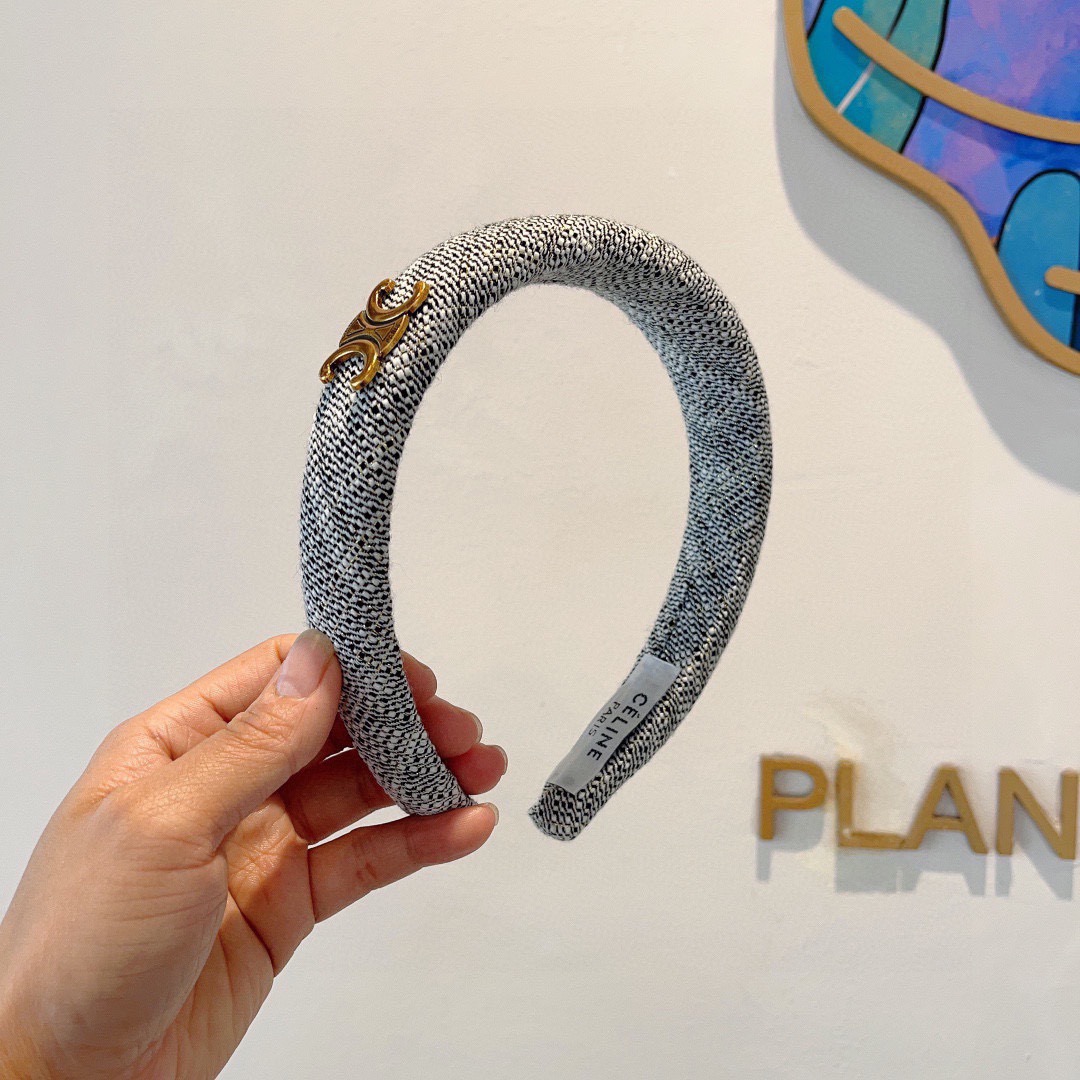 NO:769554,Comes with packaging CELINE (Celine) Korean version of the new small fresh letter headband, comfortable and stress-free to wear, a must-have for styling!  Fashionable and versatile hair accessories for going out!  hairpins,hairpins,celine,celine,hairpins19860909配包装 CELINE（赛琳）韩版新品小清新字母发箍,佩戴舒适无压力,造型搭配必备！时尚外出百搭款发饰！发夹,发夹,celine,celine,hairpins,accessory