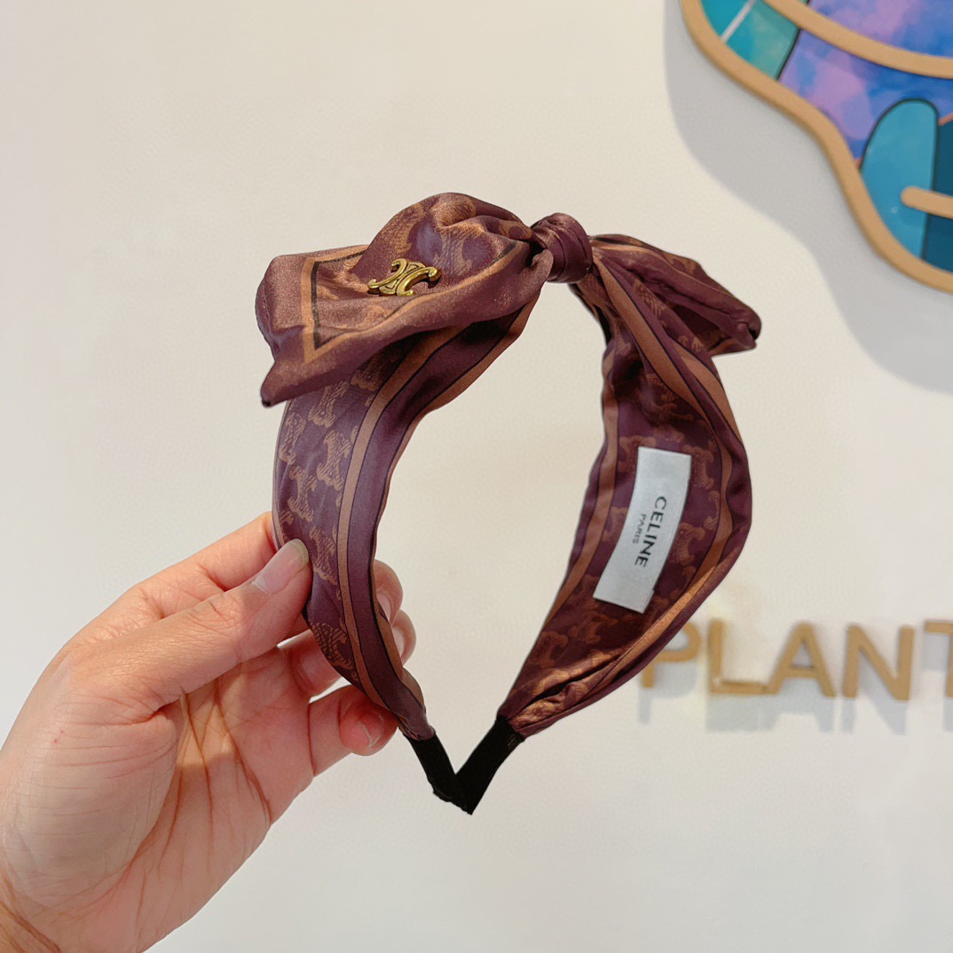 NO:769559,Comes with packaging CELINE's new popular wide version headband, comfortable and stress-free to wear, Korean style headband for going out, very fashionable and versatile!  A must-have for goddesses!  Celebrity style. Hairpins, hairpins, celine, celine, hairpins19860909配包装 CELINE（赛琳）新款火爆宽版发箍,佩戴舒适无压力,外出韩版气质头箍、非常时尚百搭！女神必备！名媛范儿.发夹,发夹,celine,celine,hairpins,accessory
