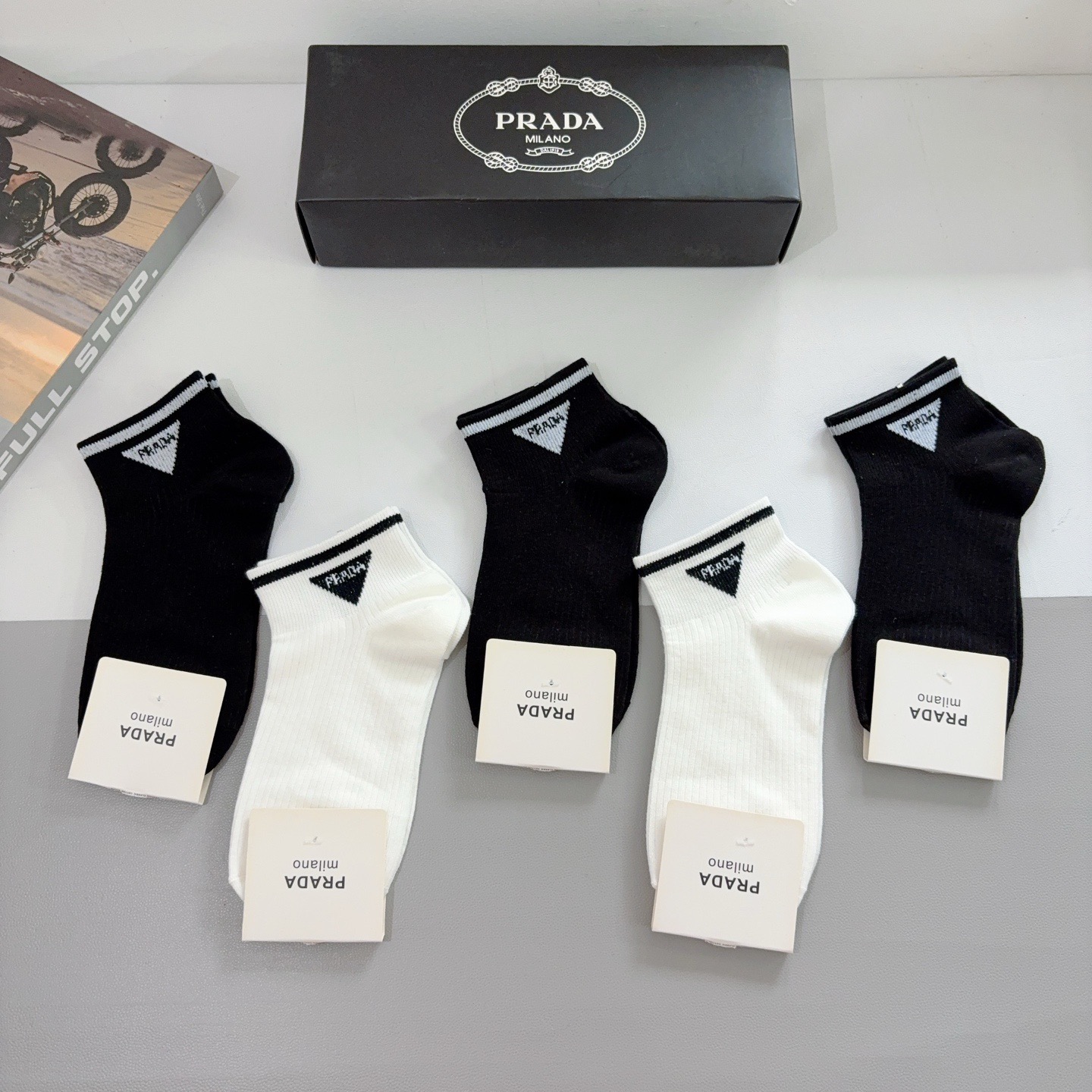 配包装（一盒5双） PRADA 普拉达 新款短筒袜子，纯棉面料，经典三角标logo 个性时尚百搭款，你值