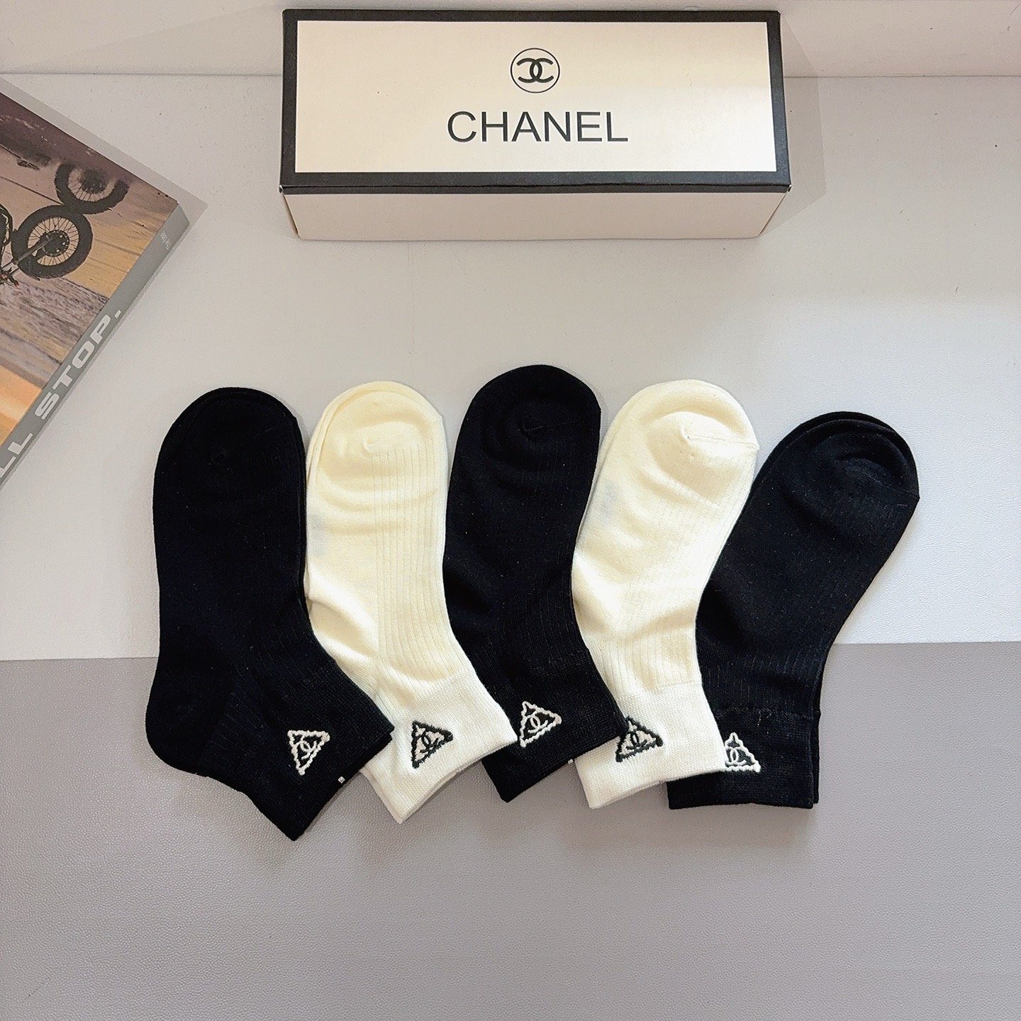 配包装（一盒5双） CHANEL 香奈儿新款刺绣纯棉袜子 经典字母logo船袜，个性时尚百搭款，！超柔软