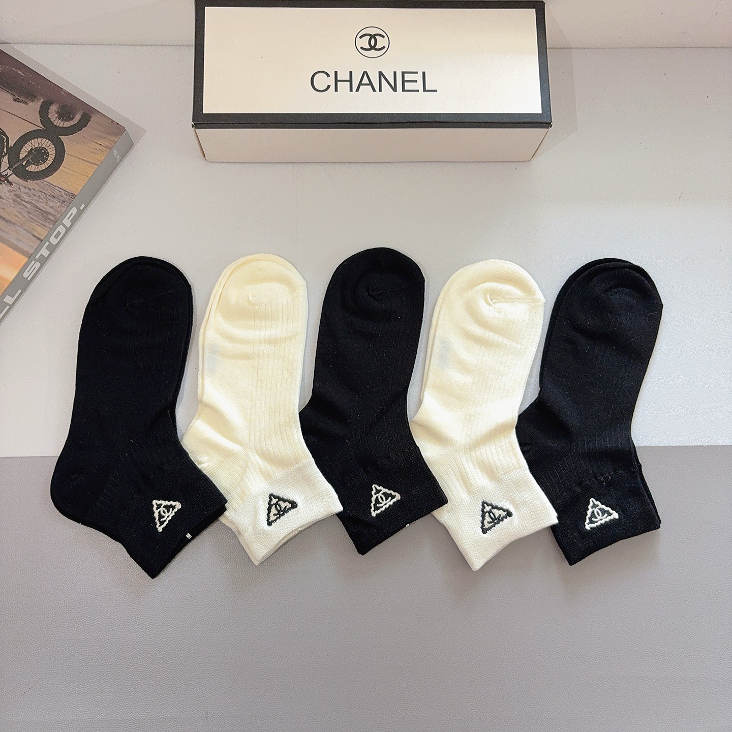 配包装（一盒5双） CHANEL 香奈儿新款刺绣纯棉袜子 经典字母logo船袜，个性时尚百搭款，！超柔软