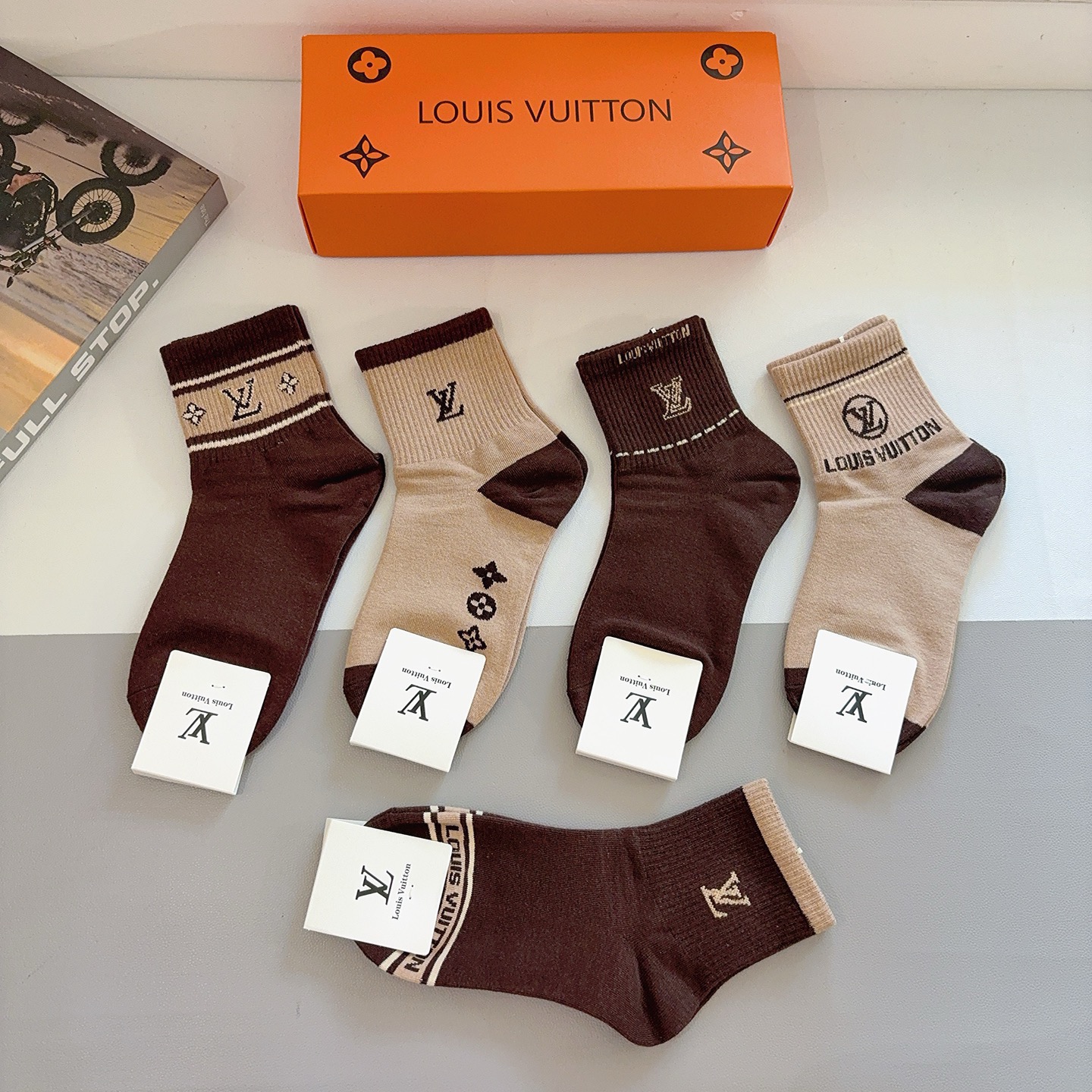 配包装（一盒5双） 🌟 LV 路易威登 超火爆小单品，纯棉面料，潮人必备 爆款，经典字母logo中筒袜，