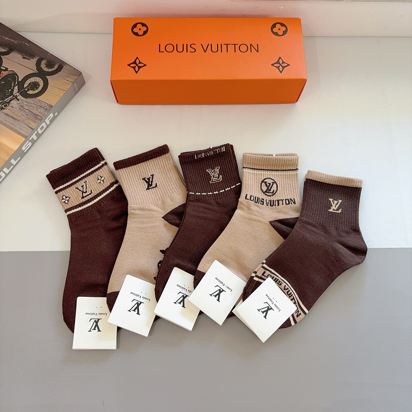配包装（一盒5双） 🌟 LV 路易威登 超火爆小单品，纯棉面料，潮人必备 爆款，经典字母logo中筒袜，