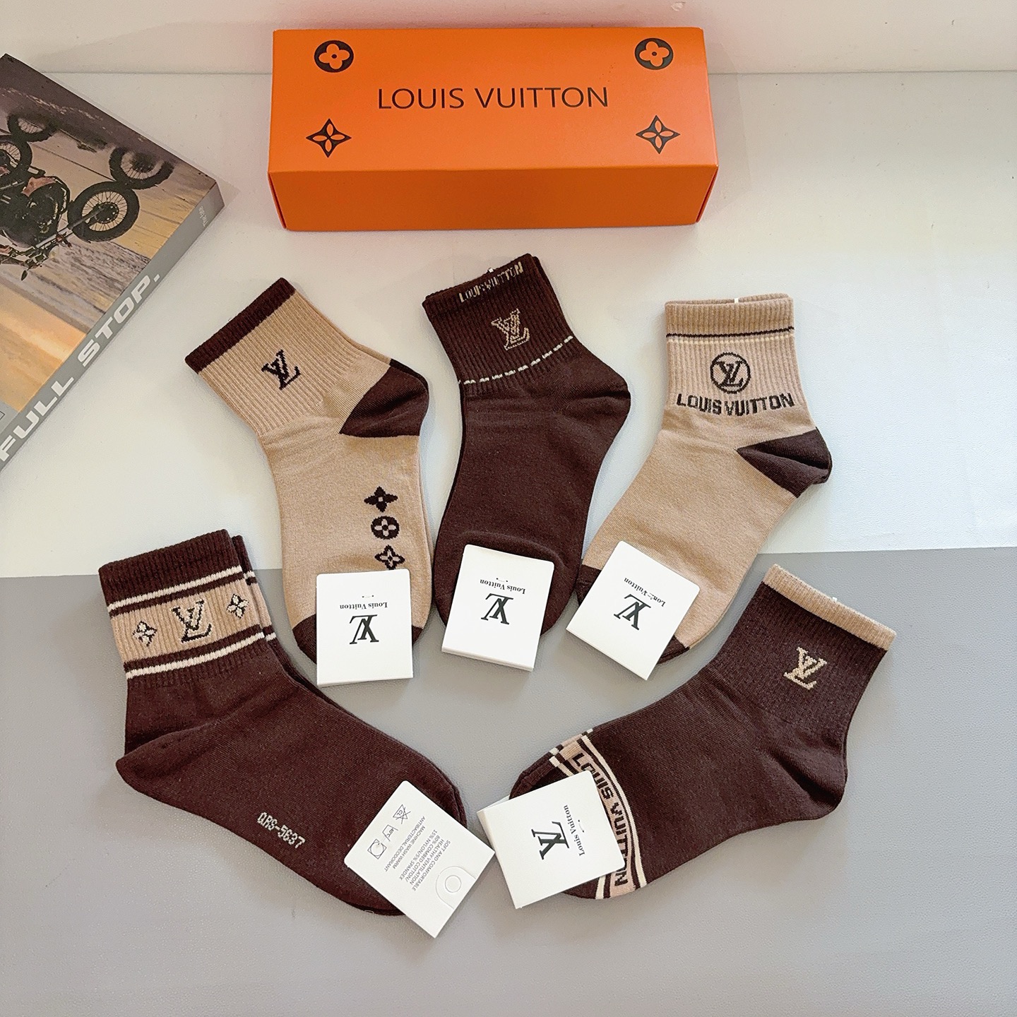 配包装（一盒5双） 🌟 LV 路易威登 超火爆小单品，纯棉面料，潮人必备 爆款，经典字母logo中筒袜，