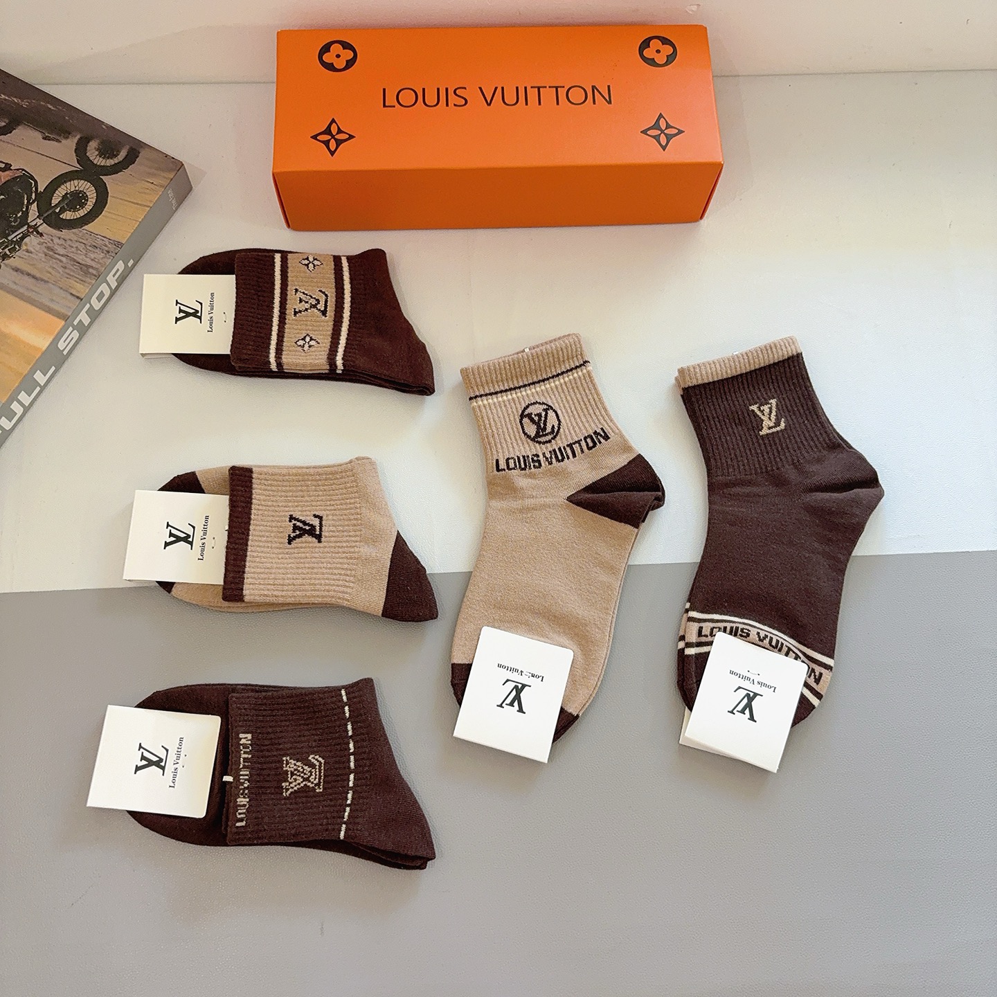 配包装（一盒5双） 🌟 LV 路易威登 超火爆小单品，纯棉面料，潮人必备 爆款，经典字母logo中筒袜，