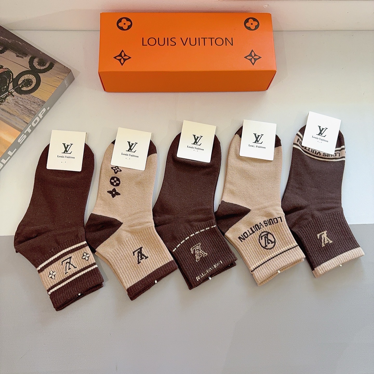 配包装（一盒5双） 🌟 LV 路易威登 超火爆小单品，纯棉面料，潮人必备 爆款，经典字母logo中筒袜，
