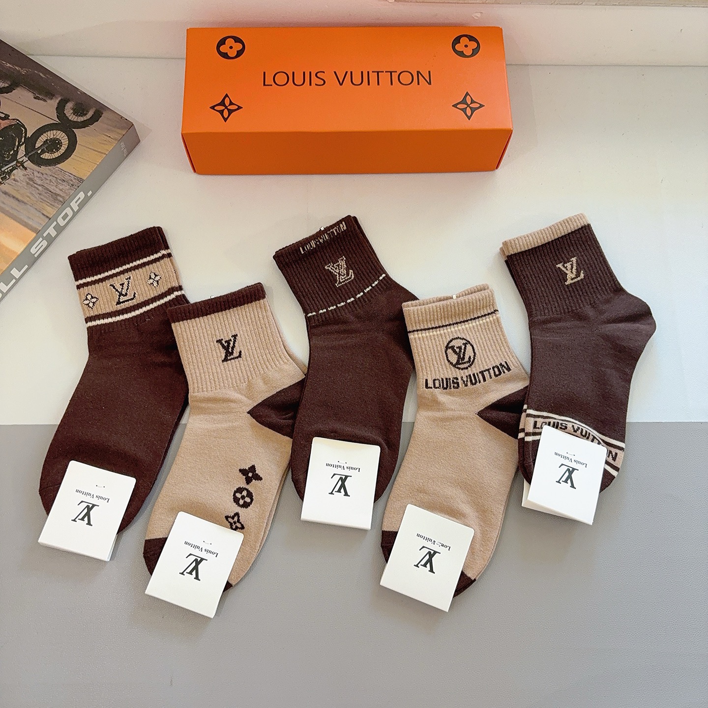 配包装（一盒5双） 🌟 LV 路易威登 超火爆小单品，纯棉面料，潮人必备 爆款，经典字母logo中筒袜，