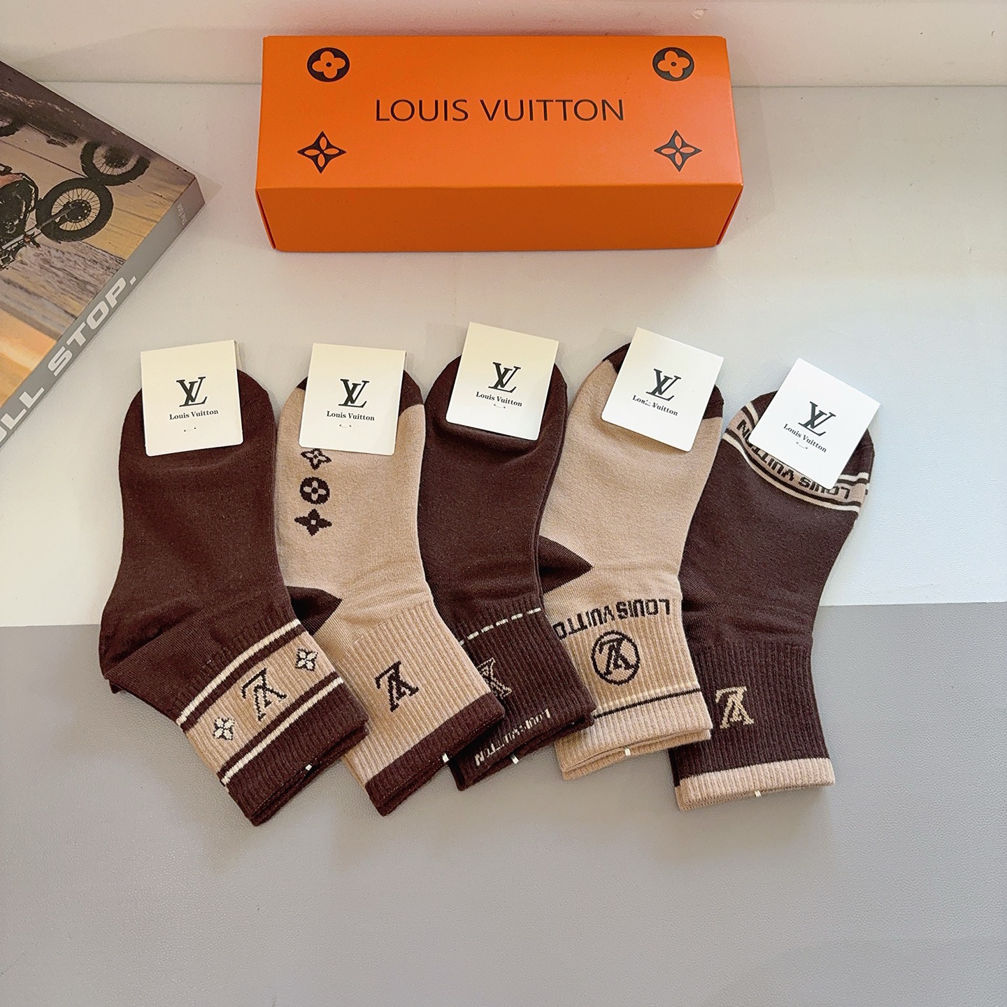配包装（一盒5双） 🌟 LV 路易威登 超火爆小单品，纯棉面料，潮人必备 爆款，经典字母logo中筒袜，