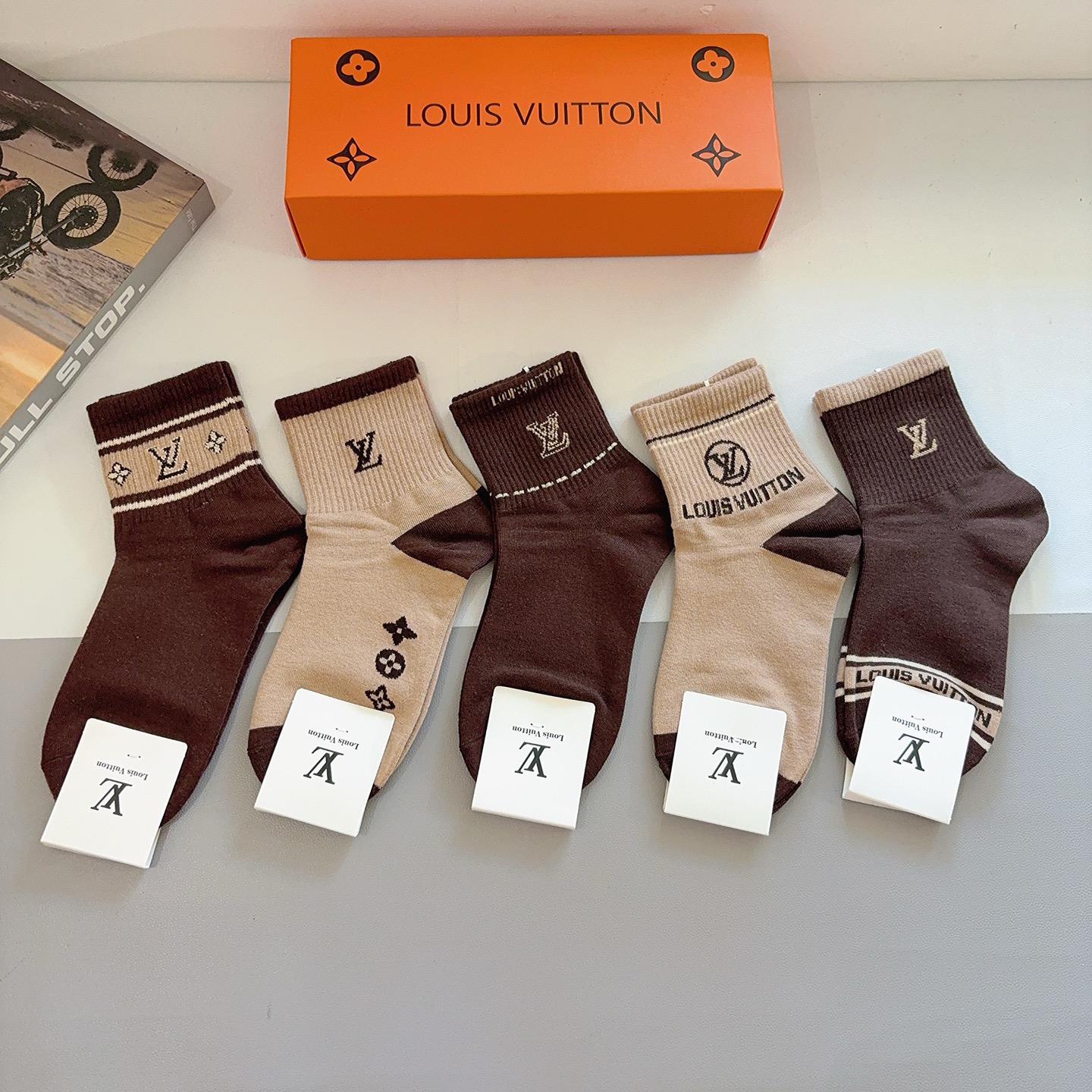 配包装（一盒5双） 🌟 LV 路易威登 超火爆小单品，纯棉面料，潮人必备 爆款，经典字母logo中筒袜，