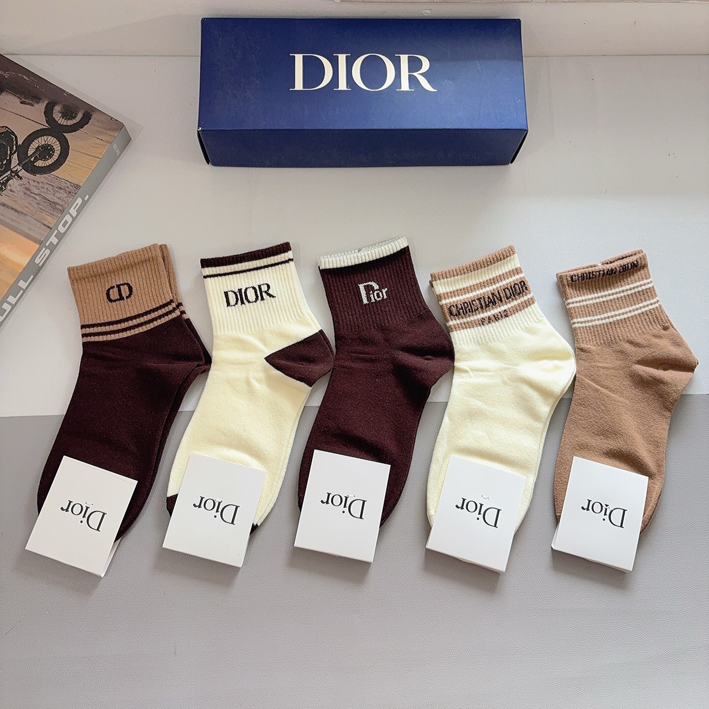 配包装（一盒5双） Dior 迪奥 新款中筒袜子！纯棉面料，火爆Ｄ图案，专柜同步袜 💛大牌出街，潮人必备