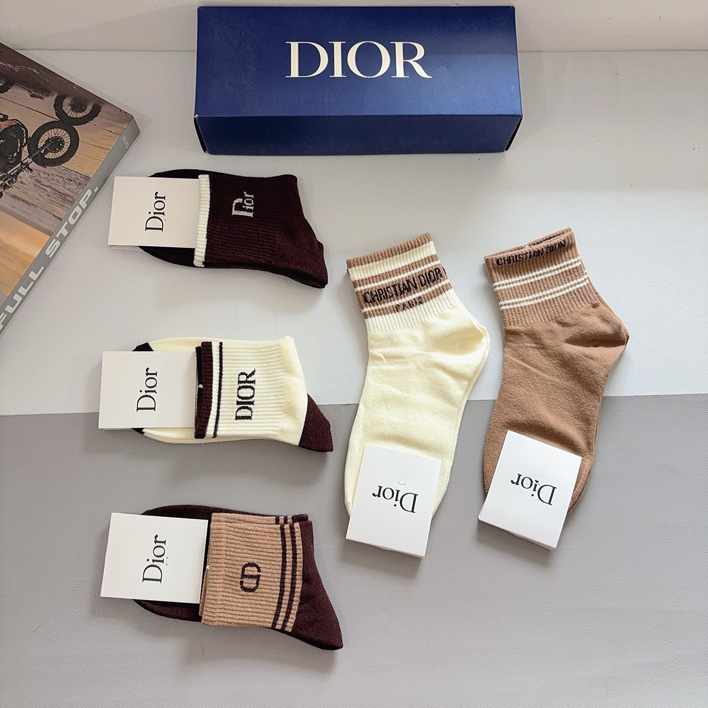 配包装（一盒5双） Dior 迪奥 新款中筒袜子！纯棉面料，火爆Ｄ图案，专柜同步袜 💛大牌出街，潮人必备