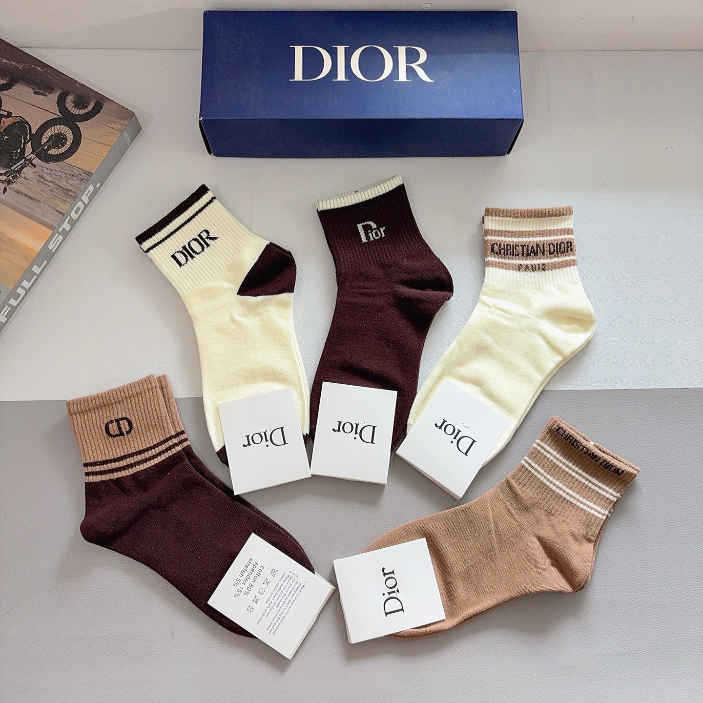 配包装（一盒5双） Dior 迪奥 新款中筒袜子！纯棉面料，火爆Ｄ图案，专柜同步袜 💛大牌出街，潮人必备