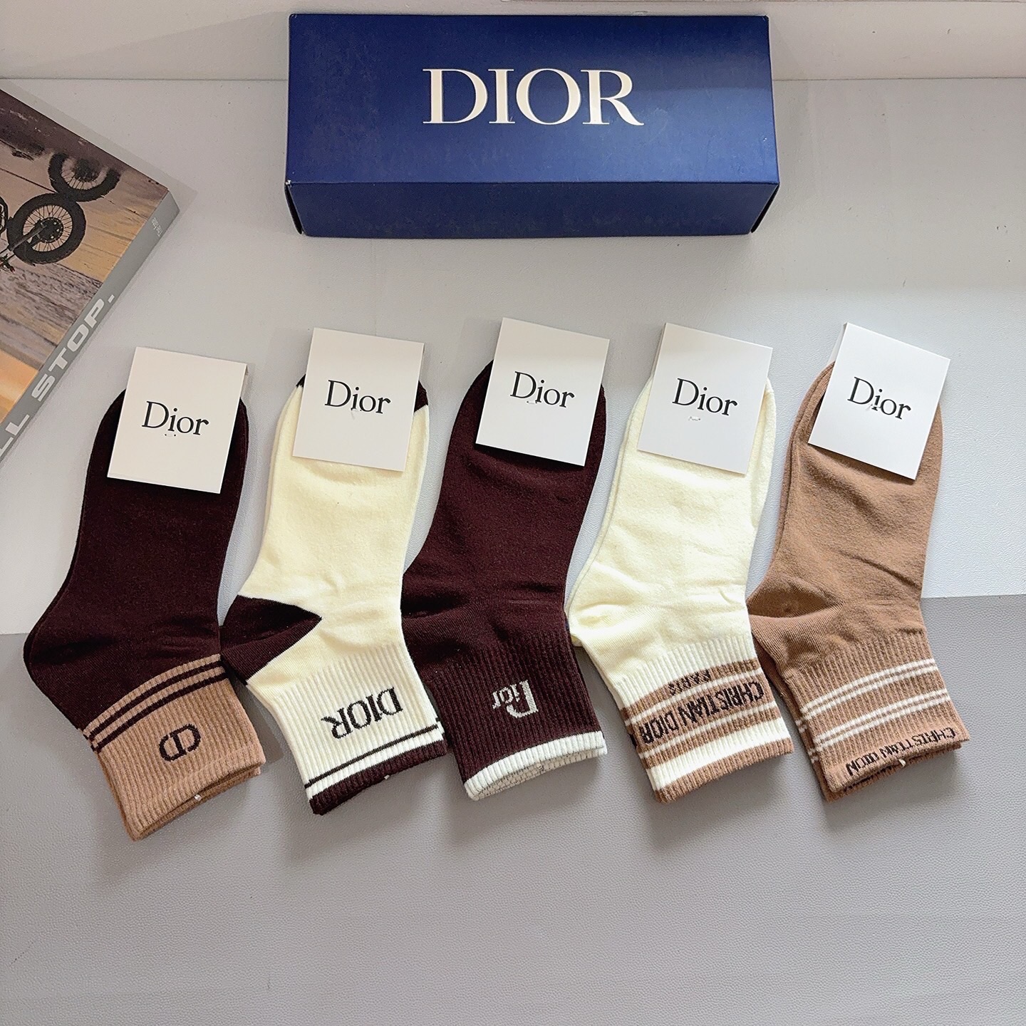 配包装（一盒5双） Dior 迪奥 新款中筒袜子！纯棉面料，火爆Ｄ图案，专柜同步袜 💛大牌出街，潮人必备