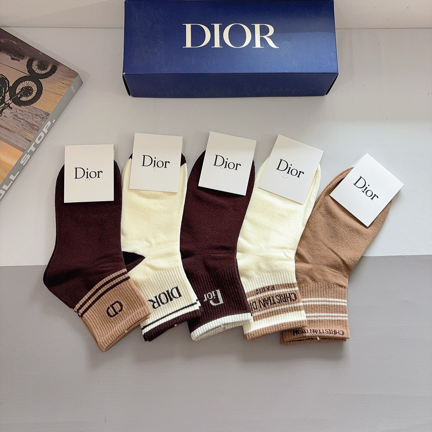 配包装（一盒5双） Dior 迪奥 新款中筒袜子！纯棉面料，火爆Ｄ图案，专柜同步袜 💛大牌出街，潮人必备