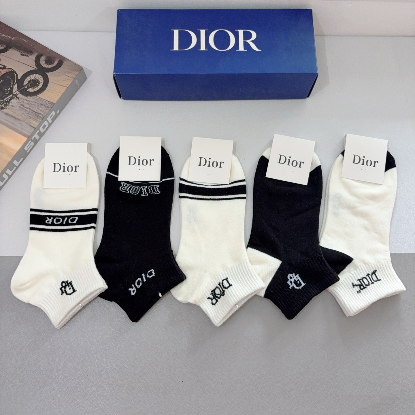 配包装（一盒5双） Dior 迪奥2025新款短筒袜子！纯棉面料，火爆Ｄ图案，专柜同步船袜袜 💛大牌出街