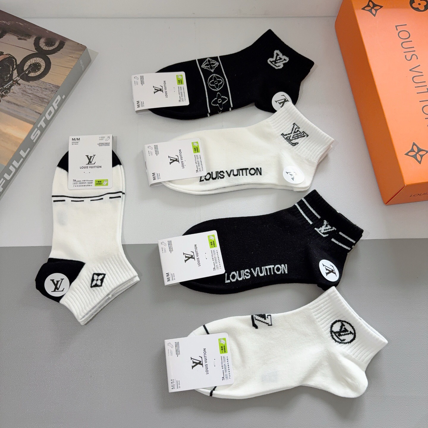 配包装（一盒5双） 🌟 LV 路易威登 超火爆小单品，纯棉面料，潮人必备 爆款，经典字母logo中筒袜，