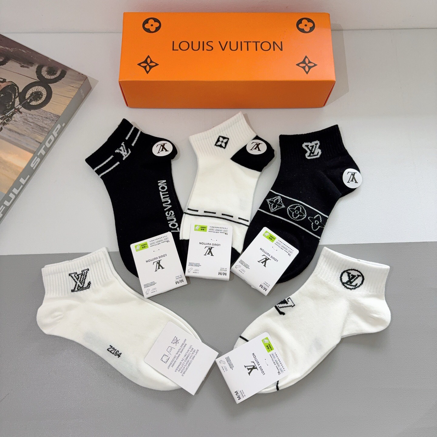 配包装（一盒5双） 🌟 LV 路易威登 超火爆小单品，纯棉面料，潮人必备 爆款，经典字母logo中筒袜，