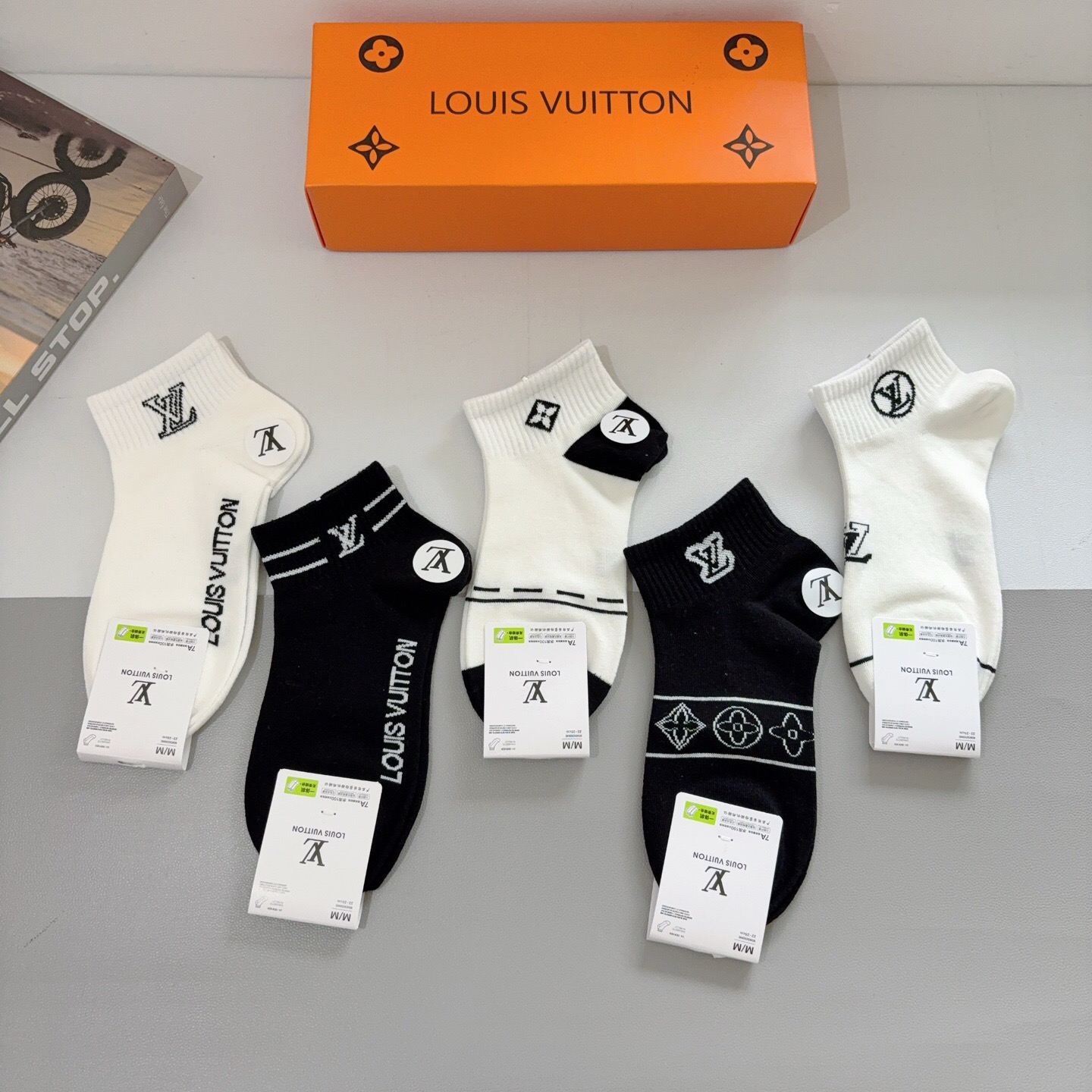 配包装（一盒5双） 🌟 LV 路易威登 超火爆小单品，纯棉面料，潮人必备 爆款，经典字母logo中筒袜，