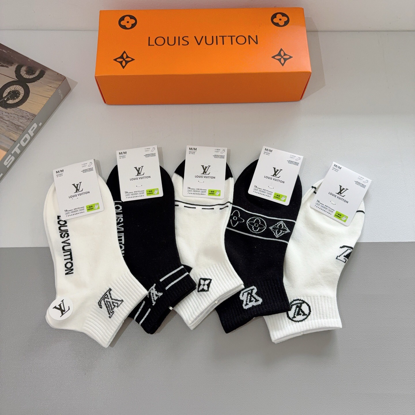 配包装（一盒5双） 🌟 LV 路易威登 超火爆小单品，纯棉面料，潮人必备 爆款，经典字母logo中筒袜，