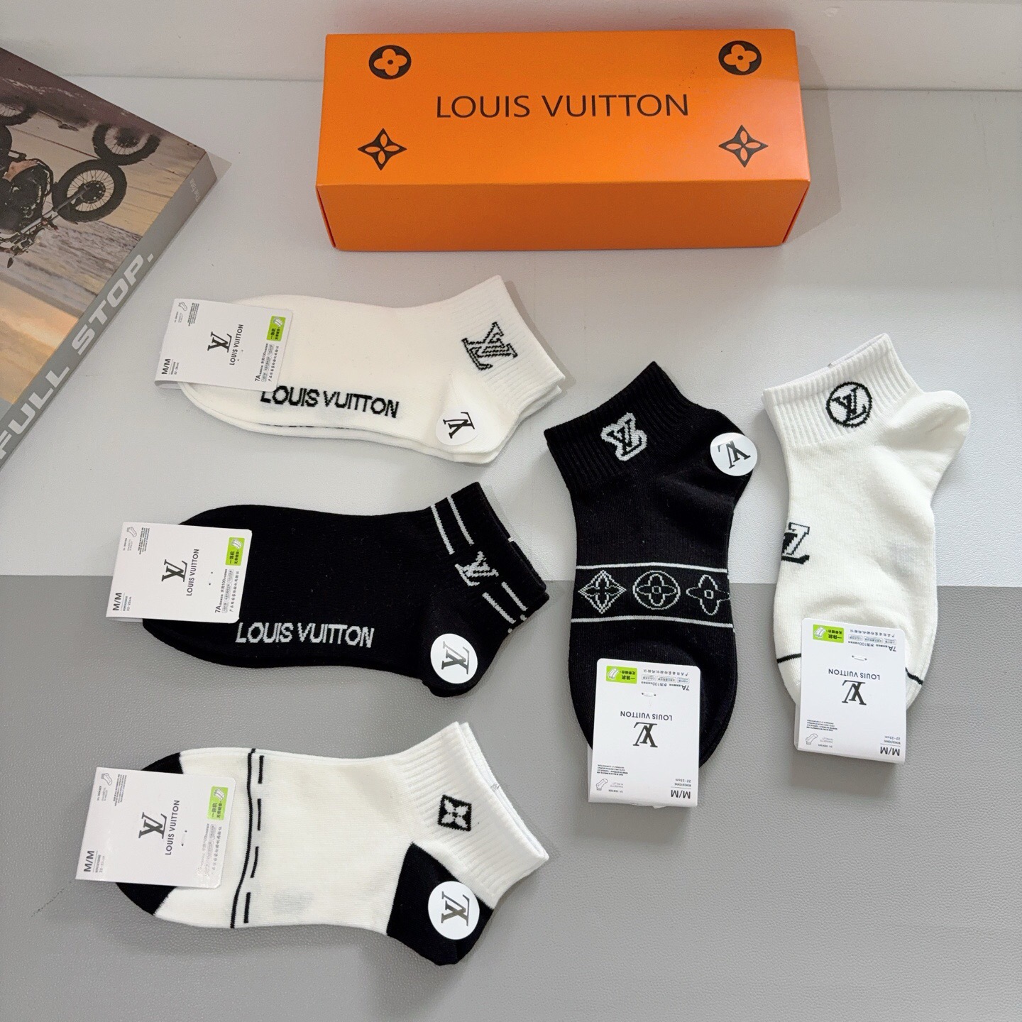 配包装（一盒5双） 🌟 LV 路易威登 超火爆小单品，纯棉面料，潮人必备 爆款，经典字母logo中筒袜，