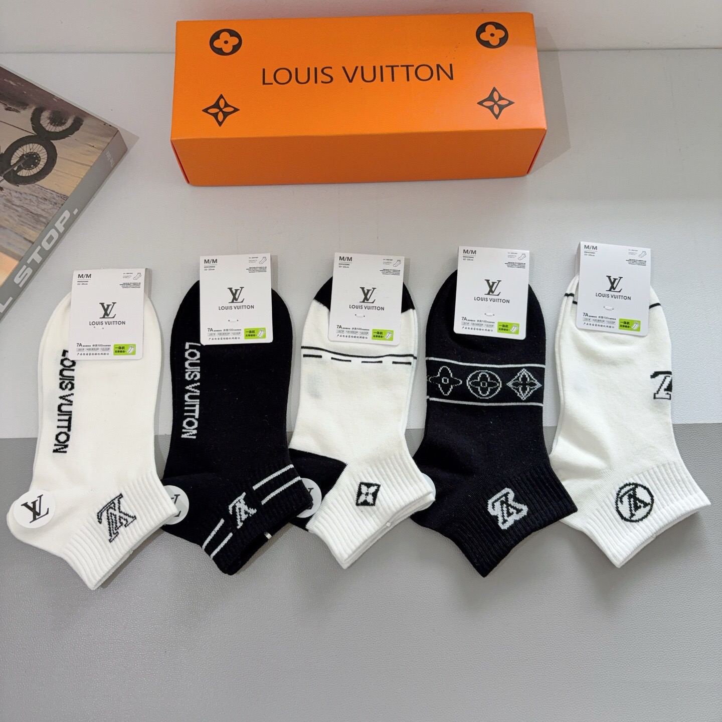 配包装（一盒5双） 🌟 LV 路易威登 超火爆小单品，纯棉面料，潮人必备 爆款，经典字母logo中筒袜，