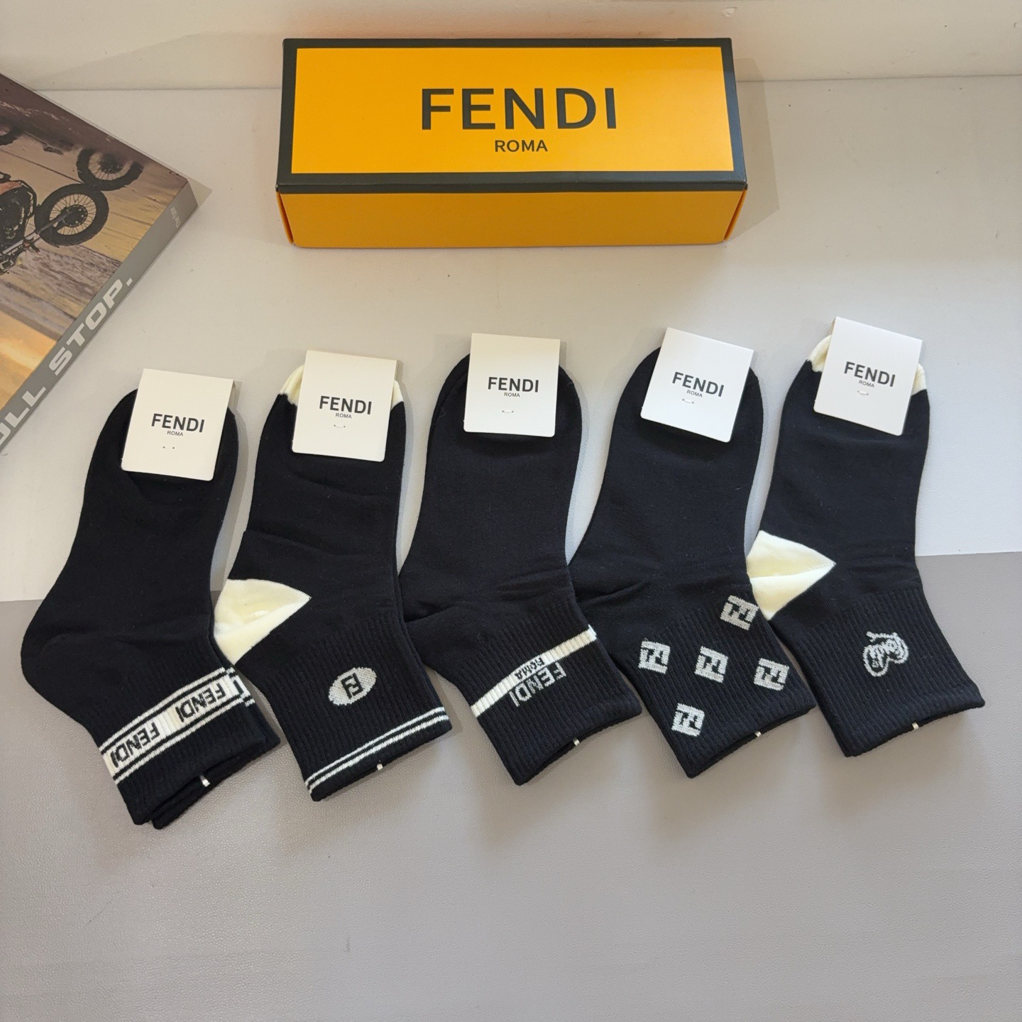 配包装（一盒5双）FENDI 芬迪 字母双Ｆ爆款中筒袜，纯棉面料， 专柜同款 💓纯棉面料，实用好穿 柔软