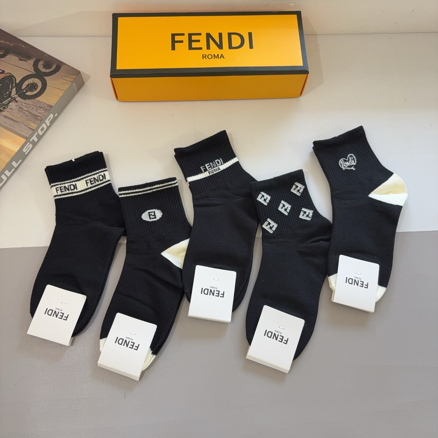 配包装（一盒5双）FENDI 芬迪 字母双Ｆ爆款中筒袜，纯棉面料， 专柜同款 💓纯棉面料，实用好穿 柔软