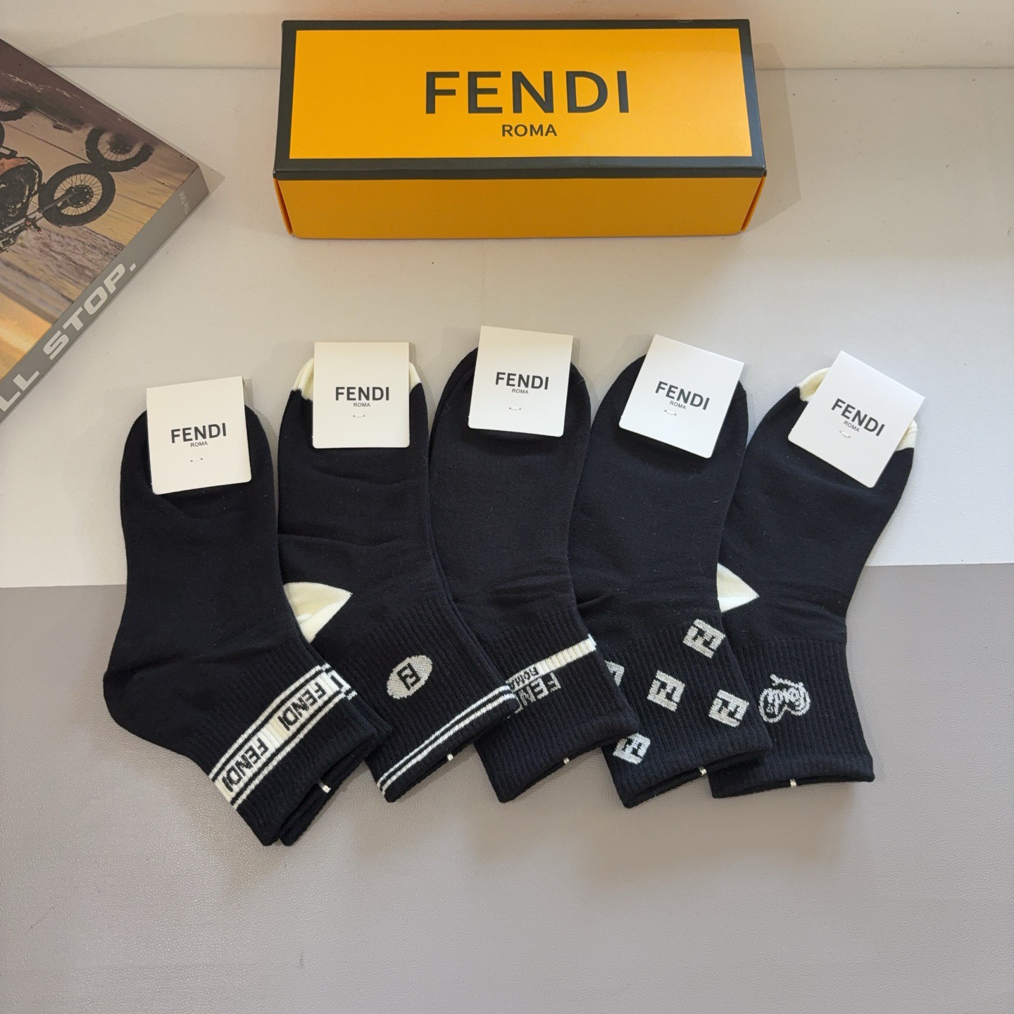 配包装（一盒5双）FENDI 芬迪 字母双Ｆ爆款中筒袜，纯棉面料， 专柜同款 💓纯棉面料，实用好穿 柔软