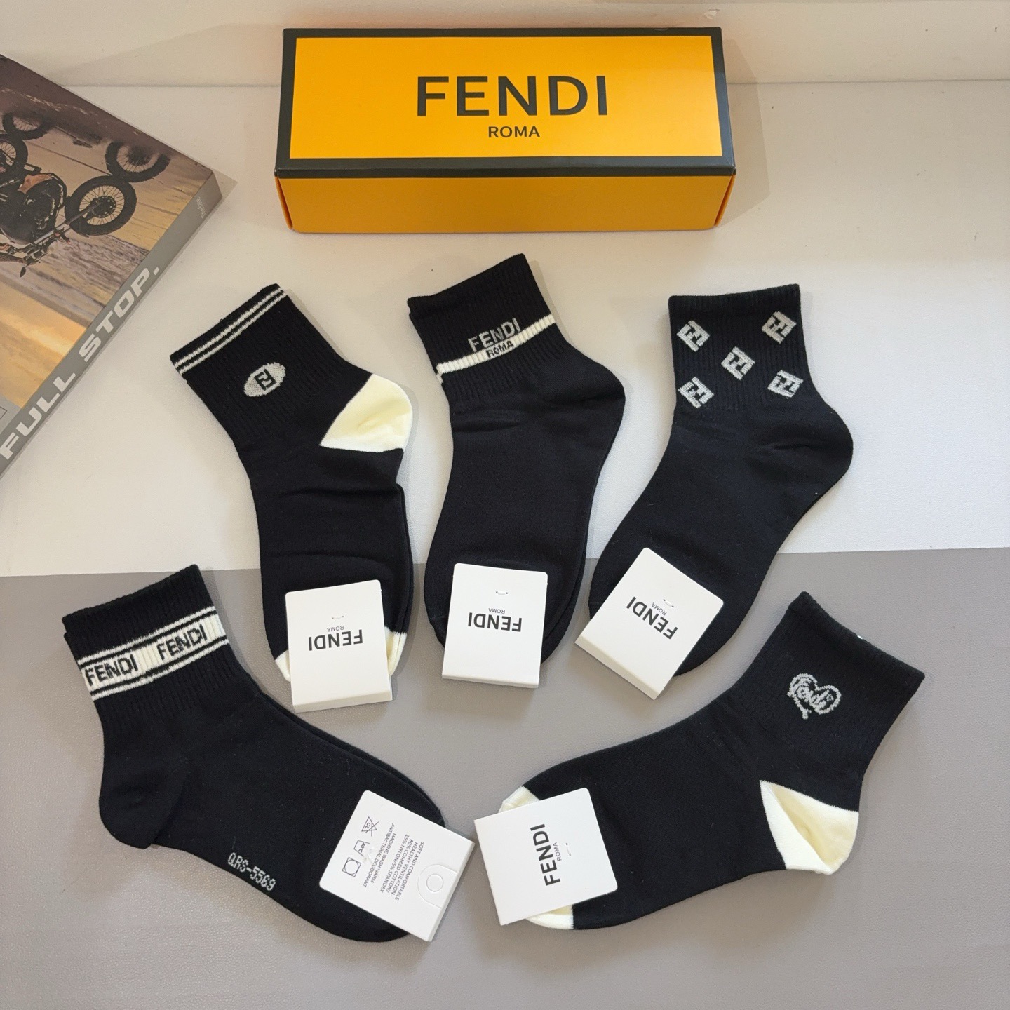 配包装（一盒5双）FENDI 芬迪 字母双Ｆ爆款中筒袜，纯棉面料， 专柜同款 💓纯棉面料，实用好穿 柔软