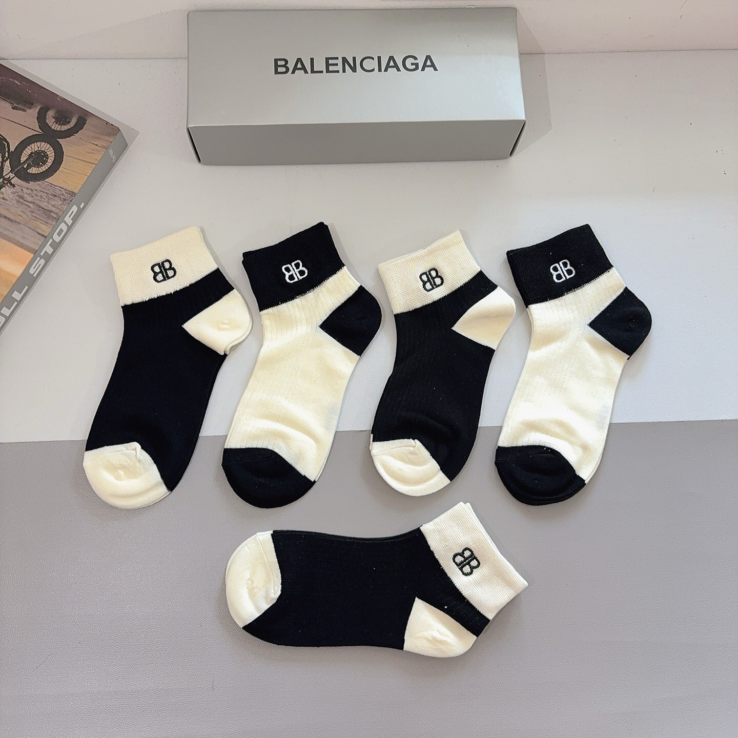 配包装（一盒5双） BALENCIAGA巴黎世家 新款刺绣纯棉袜子 经典字母logo船袜，个性时尚百搭款