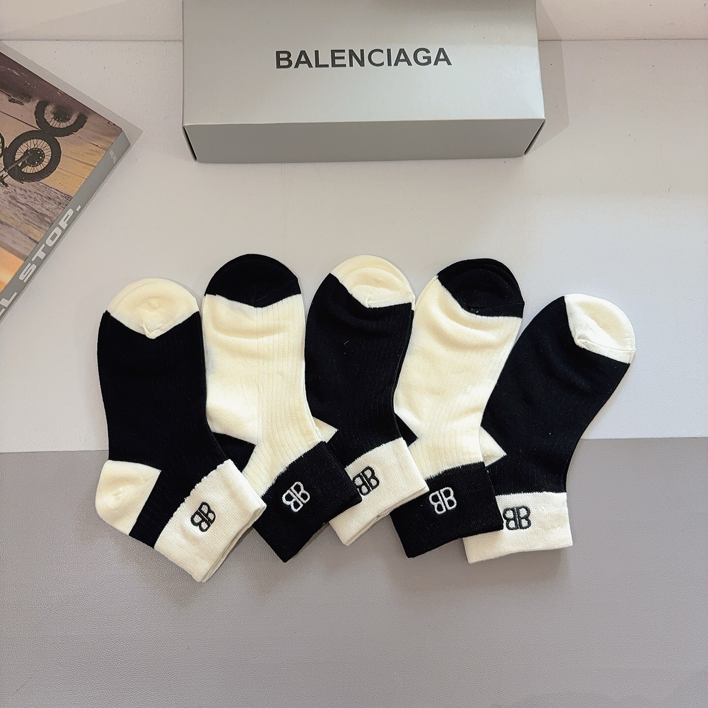 配包装（一盒5双） BALENCIAGA巴黎世家 新款刺绣纯棉袜子 经典字母logo船袜，个性时尚百搭款