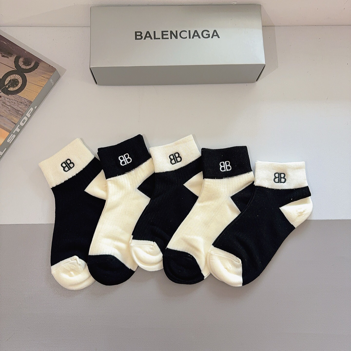 配包装（一盒5双） BALENCIAGA巴黎世家 新款刺绣纯棉袜子 经典字母logo船袜，个性时尚百搭款