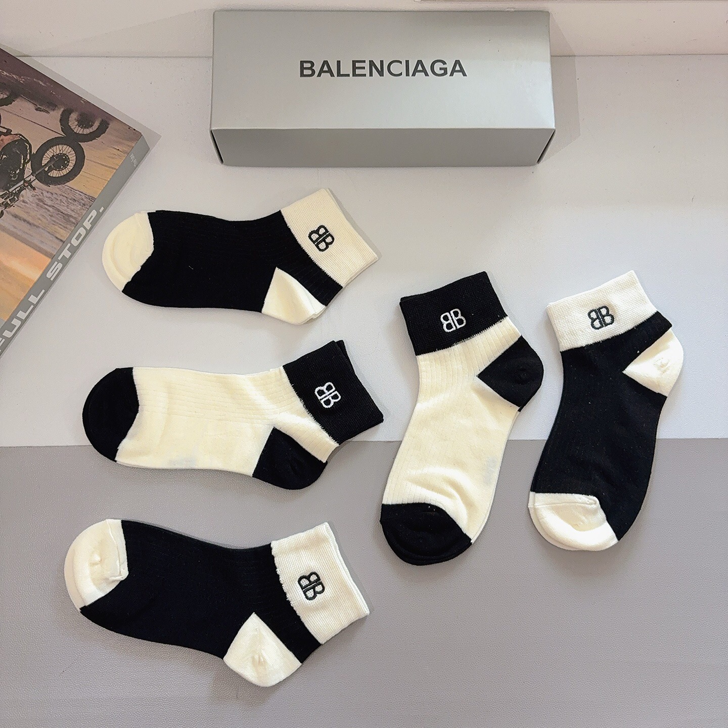 配包装（一盒5双） BALENCIAGA巴黎世家 新款刺绣纯棉袜子 经典字母logo船袜，个性时尚百搭款