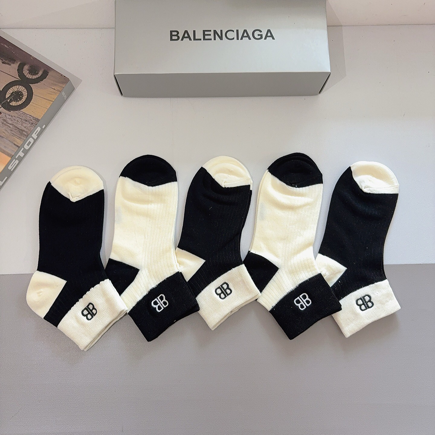 配包装（一盒5双） BALENCIAGA巴黎世家 新款刺绣纯棉袜子 经典字母logo船袜，个性时尚百搭款
