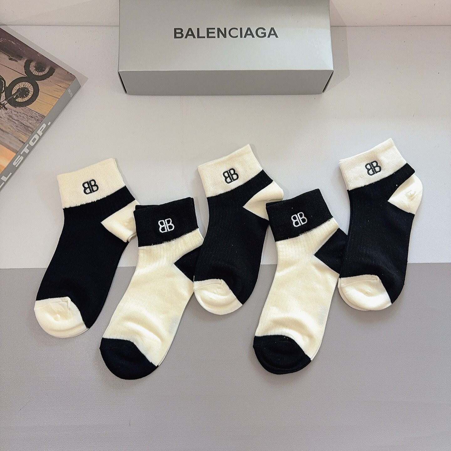 配包装（一盒5双） BALENCIAGA巴黎世家 新款刺绣纯棉袜子 经典字母logo船袜，个性时尚百搭款