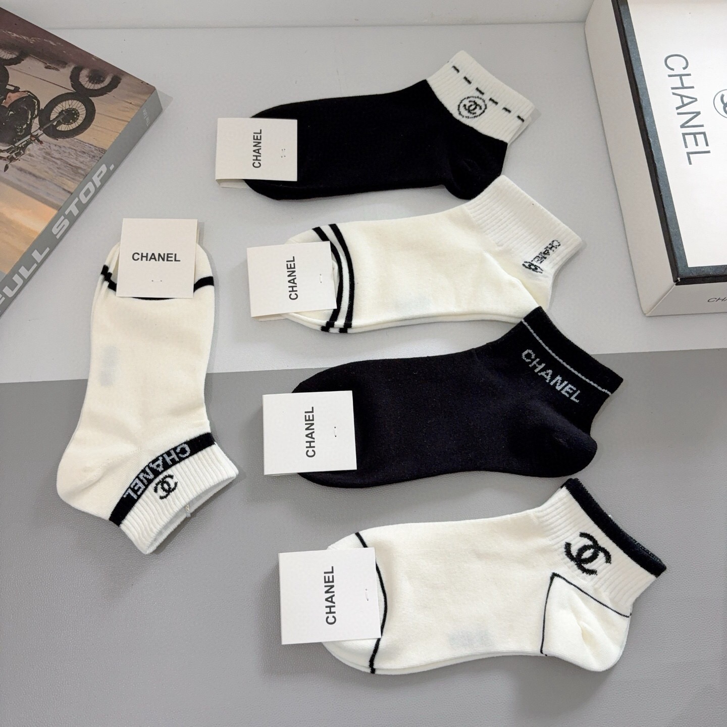 配包装（一盒5双）CHANEL 香奈儿经典中袜子❗️高版本纯棉材质柔软，秒杀市场普通货，经典的双C图案l